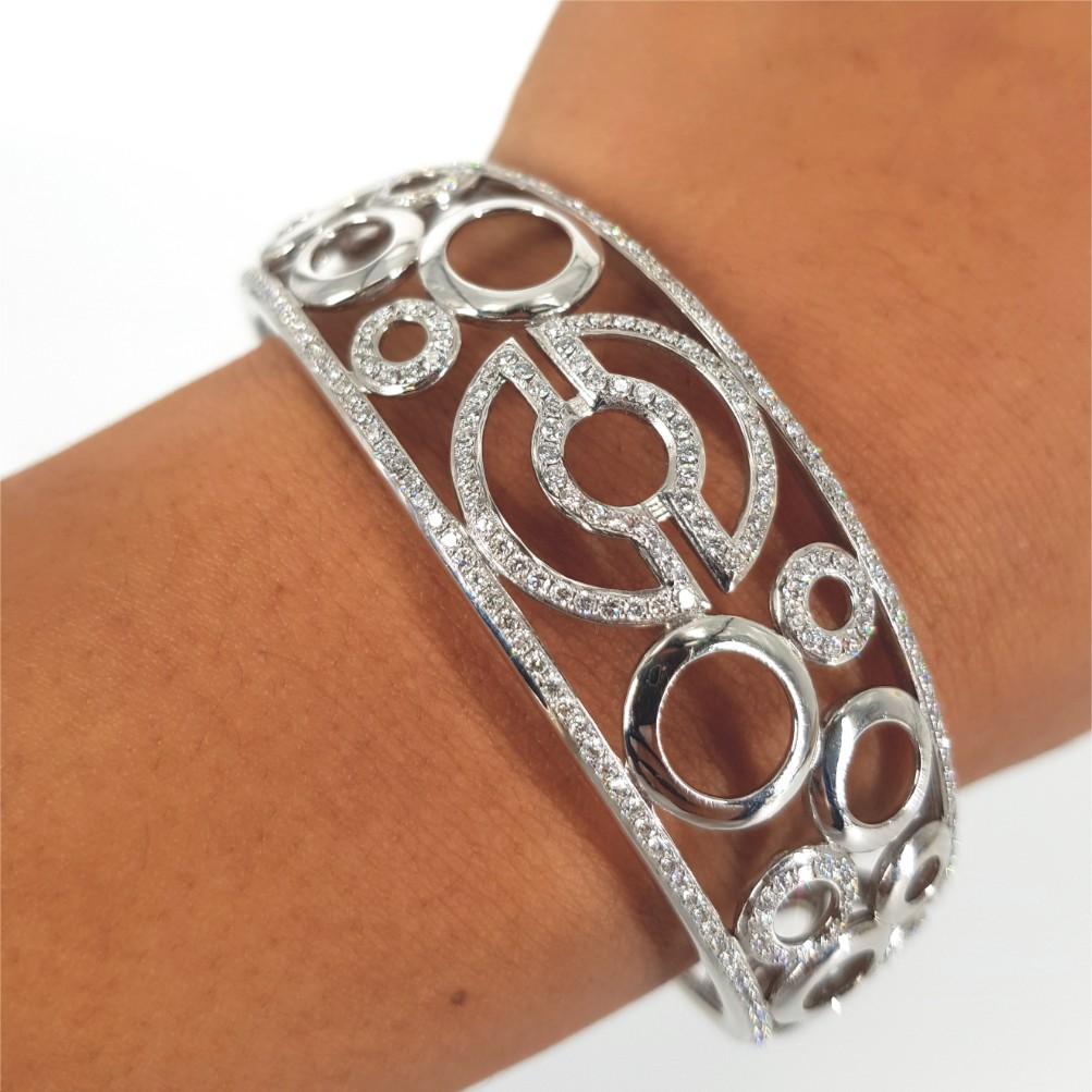 18ct White Gold Hinged Diamond Bangle For Sale 2