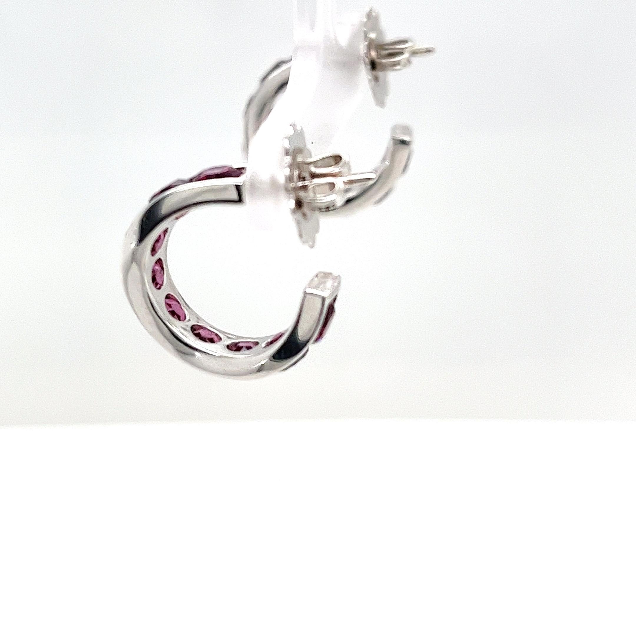 Taglio rotondo Orecchini a cerchio in oro bianco 18ct con zaffiri rosa naturali in vendita