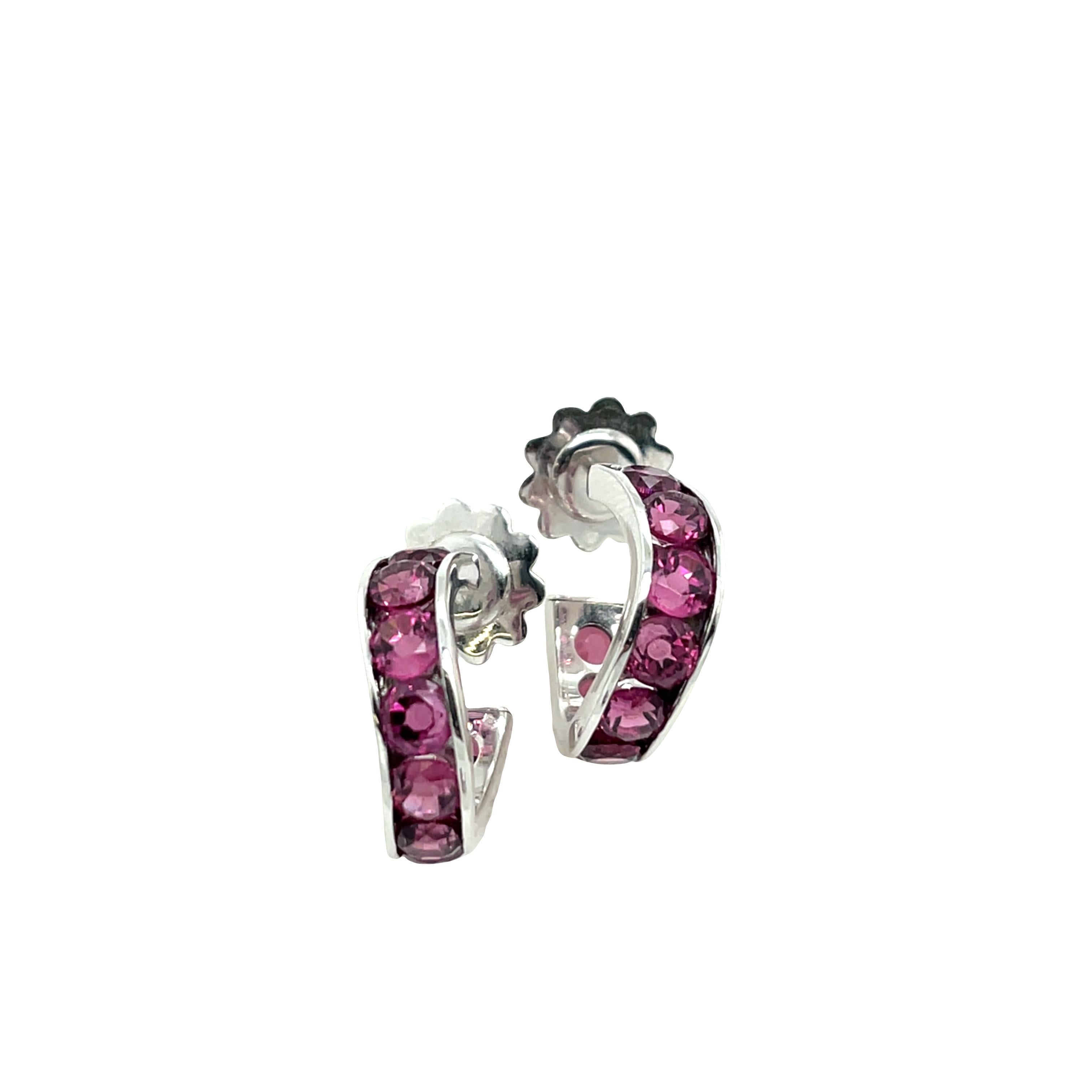Orecchini a cerchio in oro bianco 18ct con zaffiri rosa naturali in vendita 2