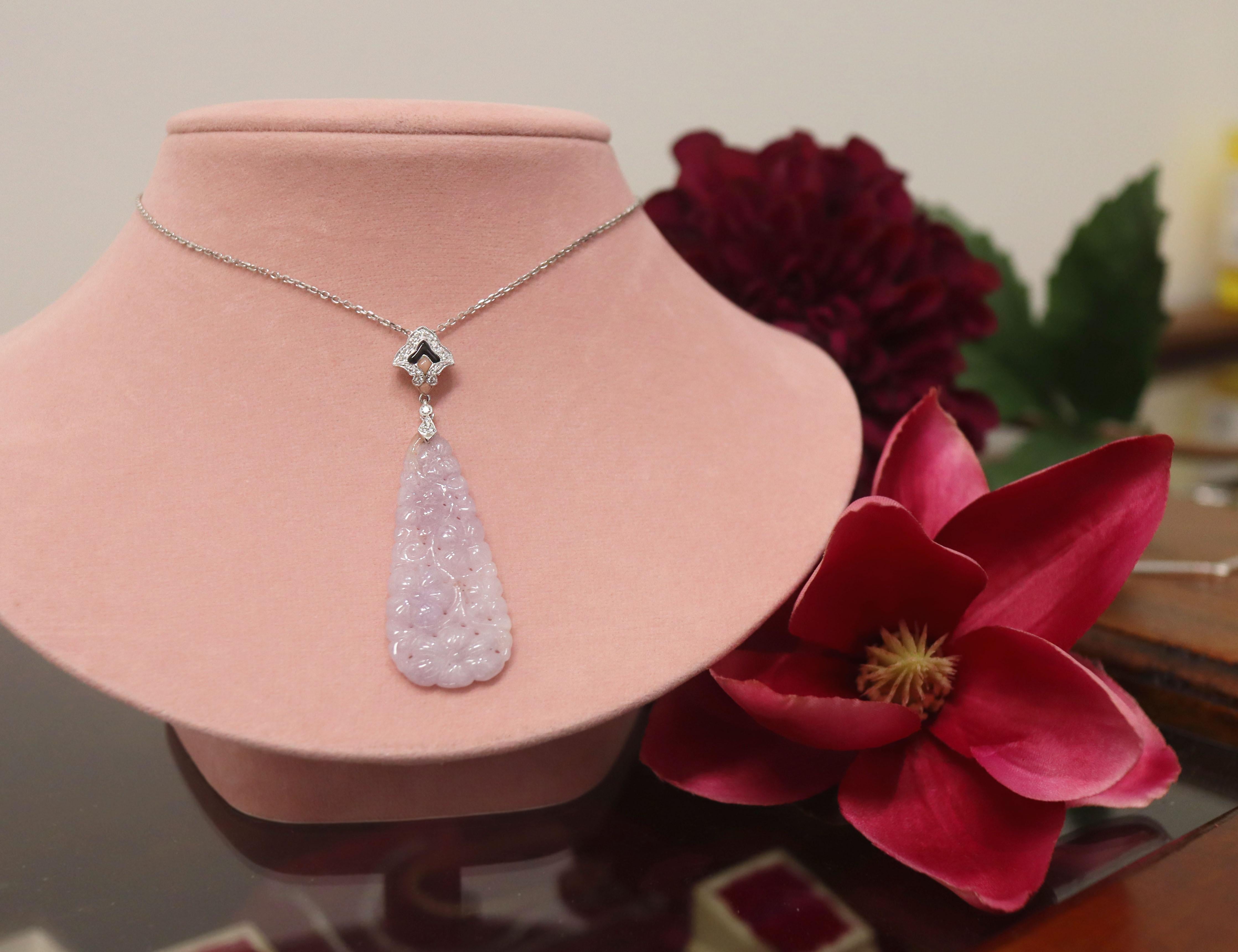 Art Déco Ciondolo e collana in oro bianco 18 carati con giada lavanda, corallo, onice e diamanti in vendita