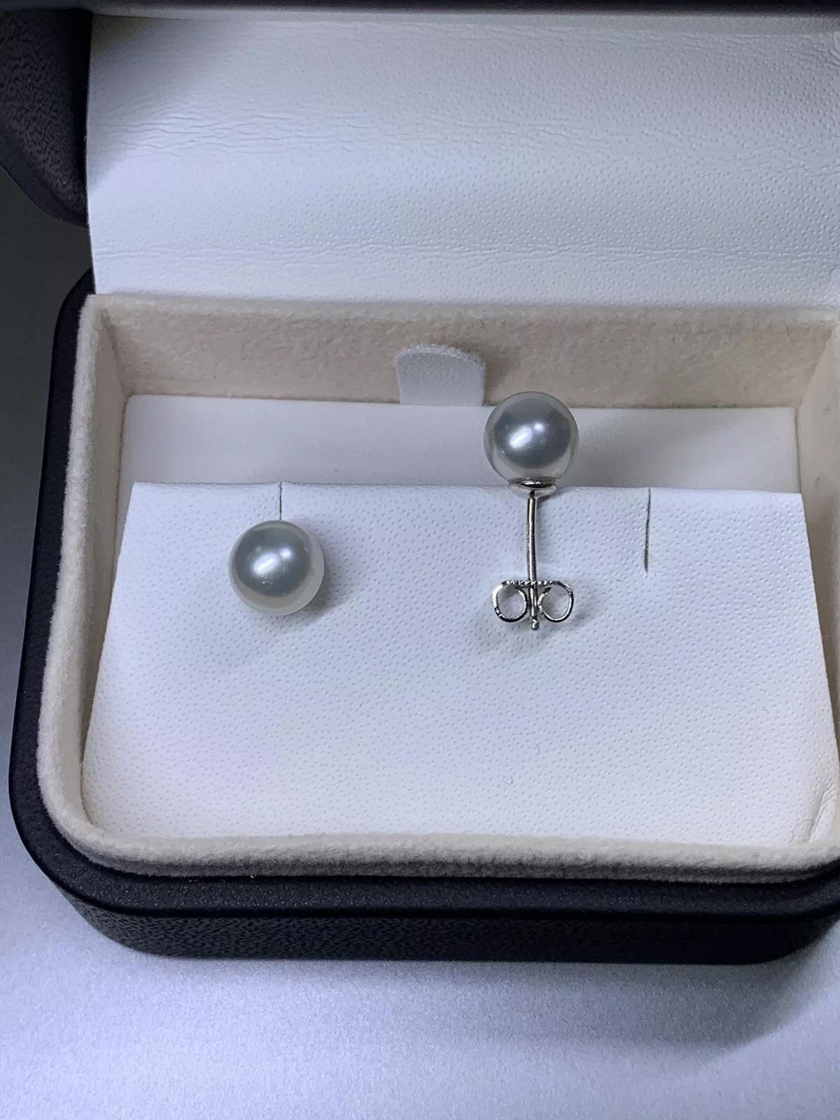 Round Cut 18ct white gold light grey Tahitian cultured pearl stud earrings 7.5mm For Sale
