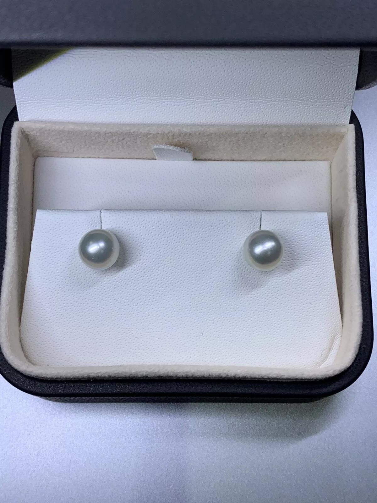 18ct white gold light grey Tahitian cultured pearl stud earrings 7.5mm In New Condition For Sale In London, GB