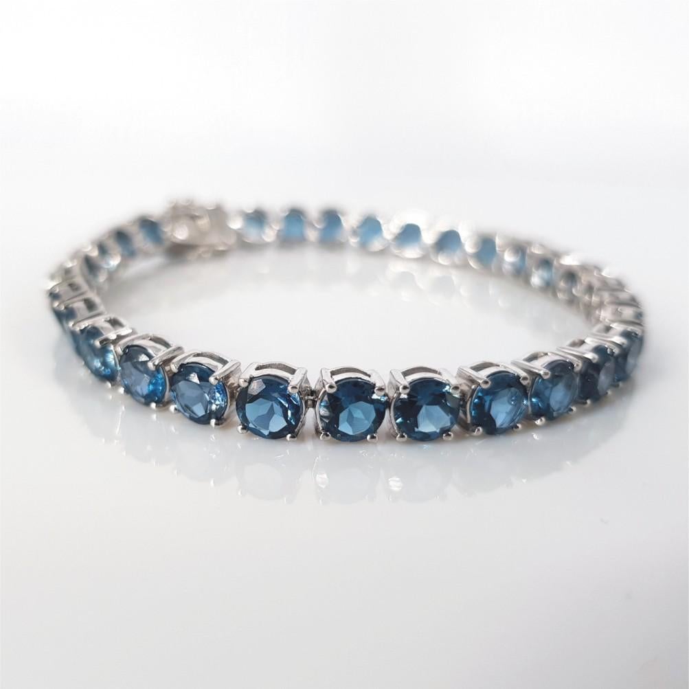 18 Karat Weißgold Londoner Blautopas-Tennisarmband (Moderne)