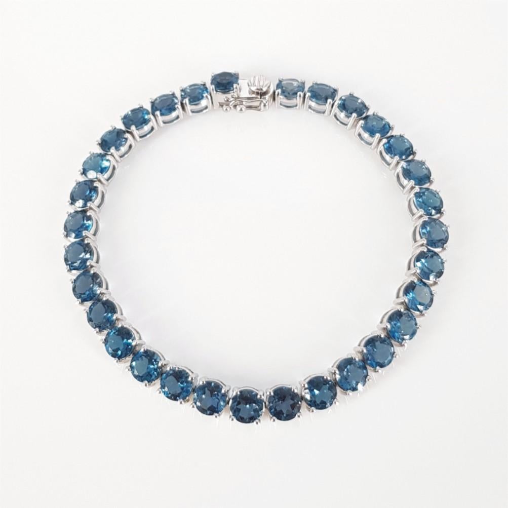 18 Karat Weißgold Londoner Blautopas-Tennisarmband (Rundschliff)
