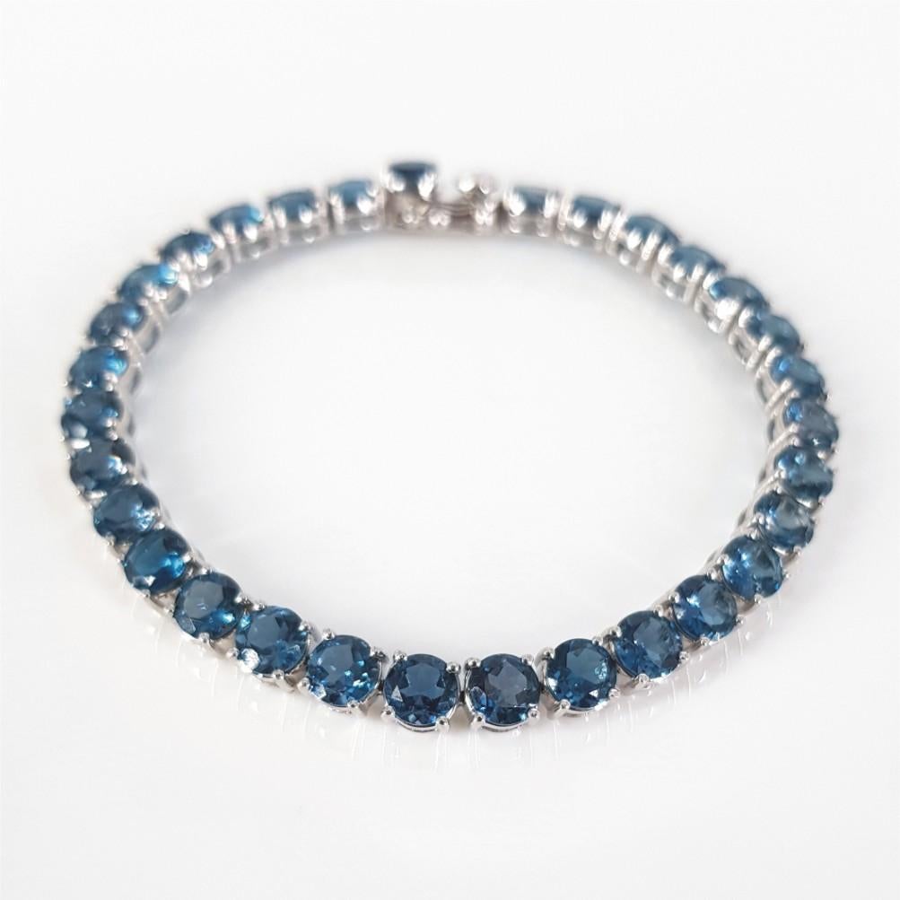 18 Karat Weißgold Londoner Blautopas-Tennisarmband im Zustand „Hervorragend“ in Cape Town, ZA