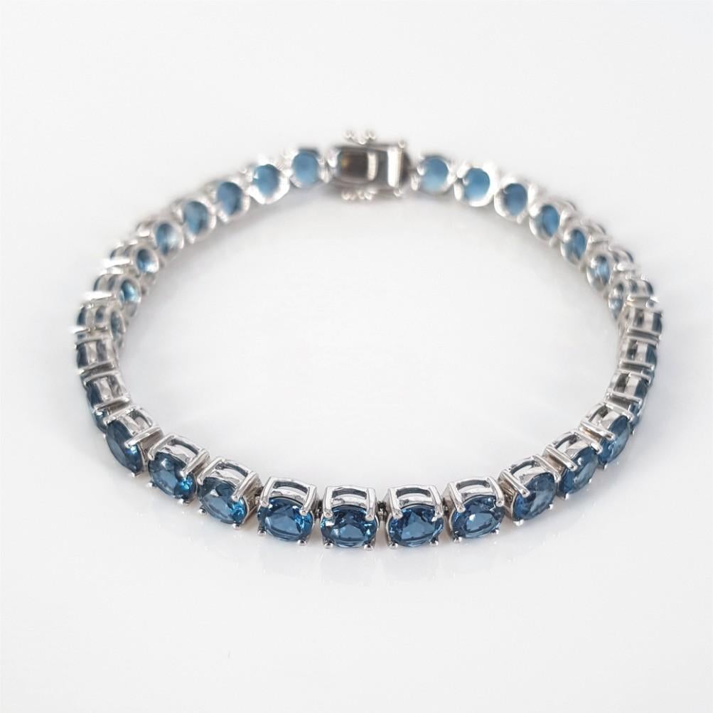 18 Karat Weißgold Londoner Blautopas-Tennisarmband 1