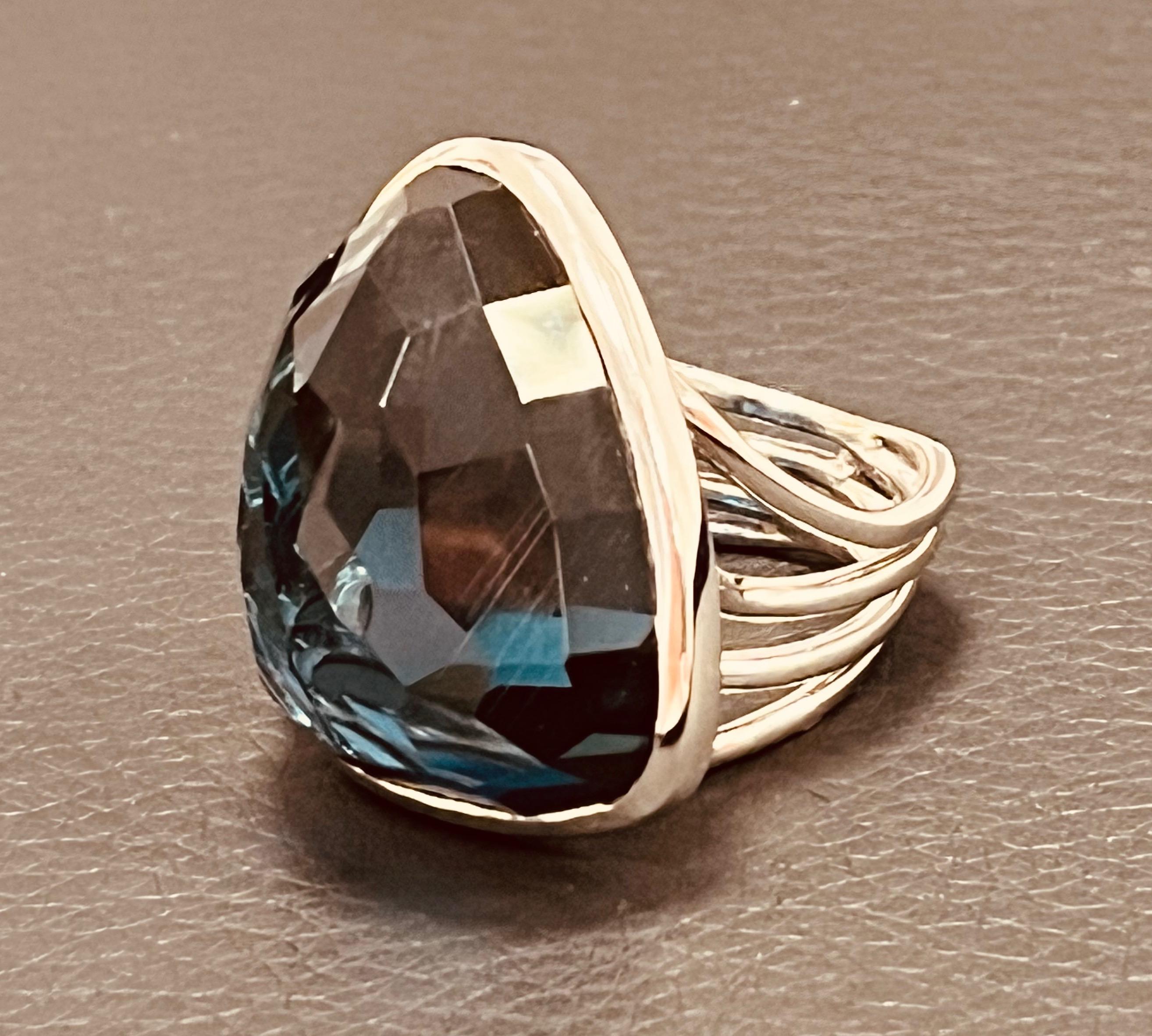 18ct White Gold Multi Faceted Blue Topaz Ring Of Irregular Triangular Shape  In Excellent Condition For Sale In London, GB
