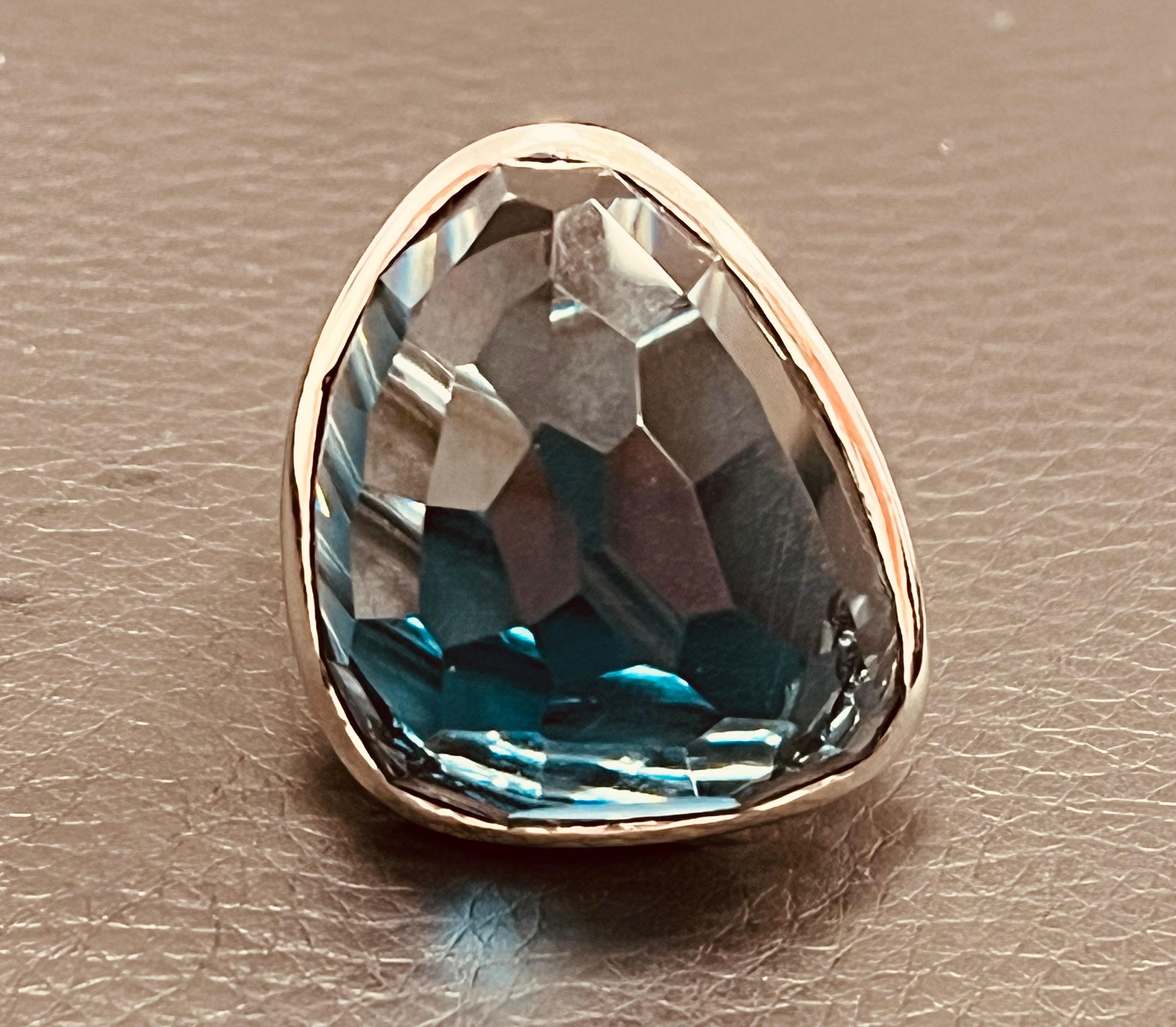18ct White Gold Multi Faceted Blue Topaz Ring Of Irregular Triangular Shape  For Sale 1