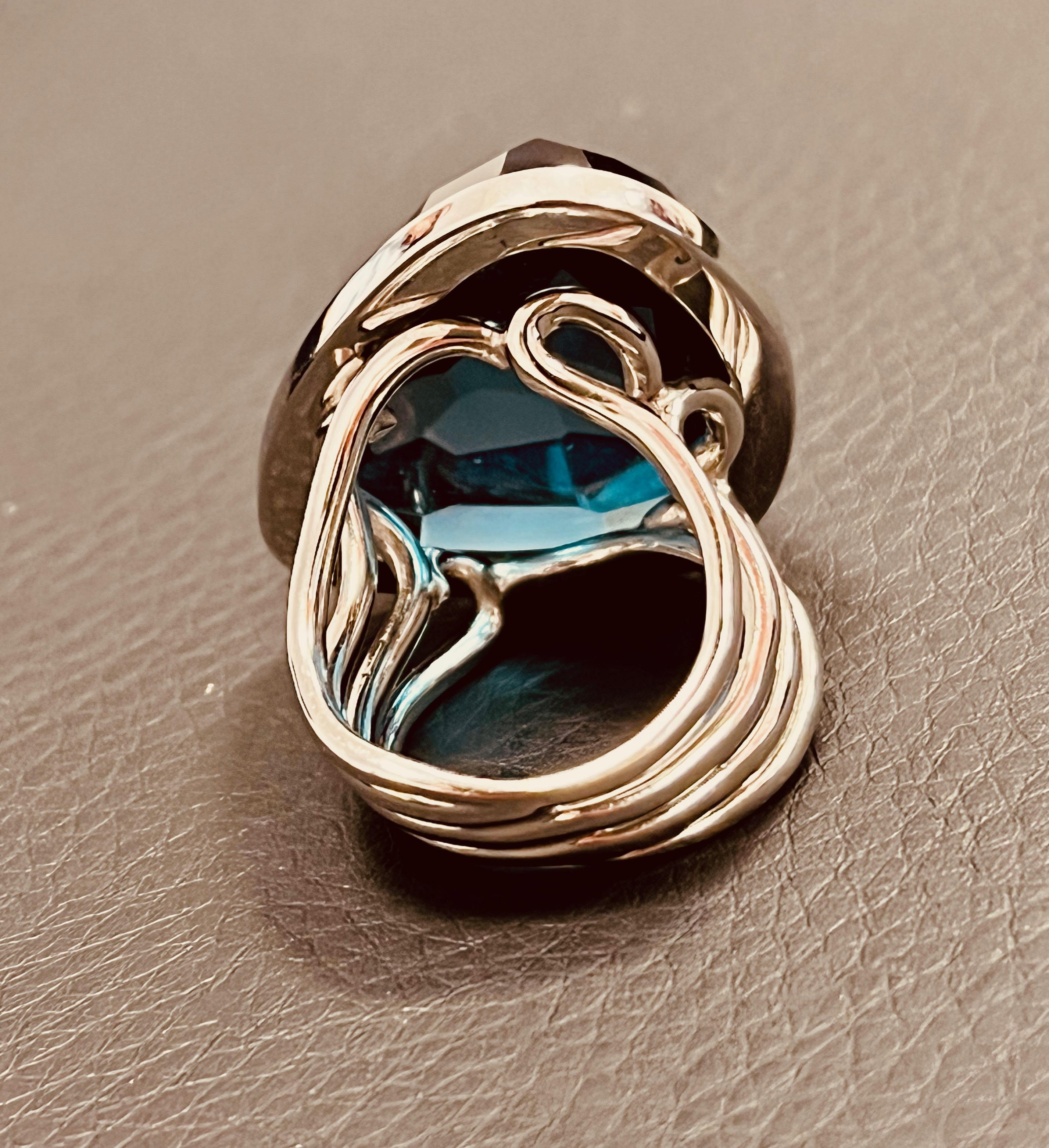 18ct White Gold Multi Faceted Blue Topaz Ring Of Irregular Triangular Shape  For Sale 2