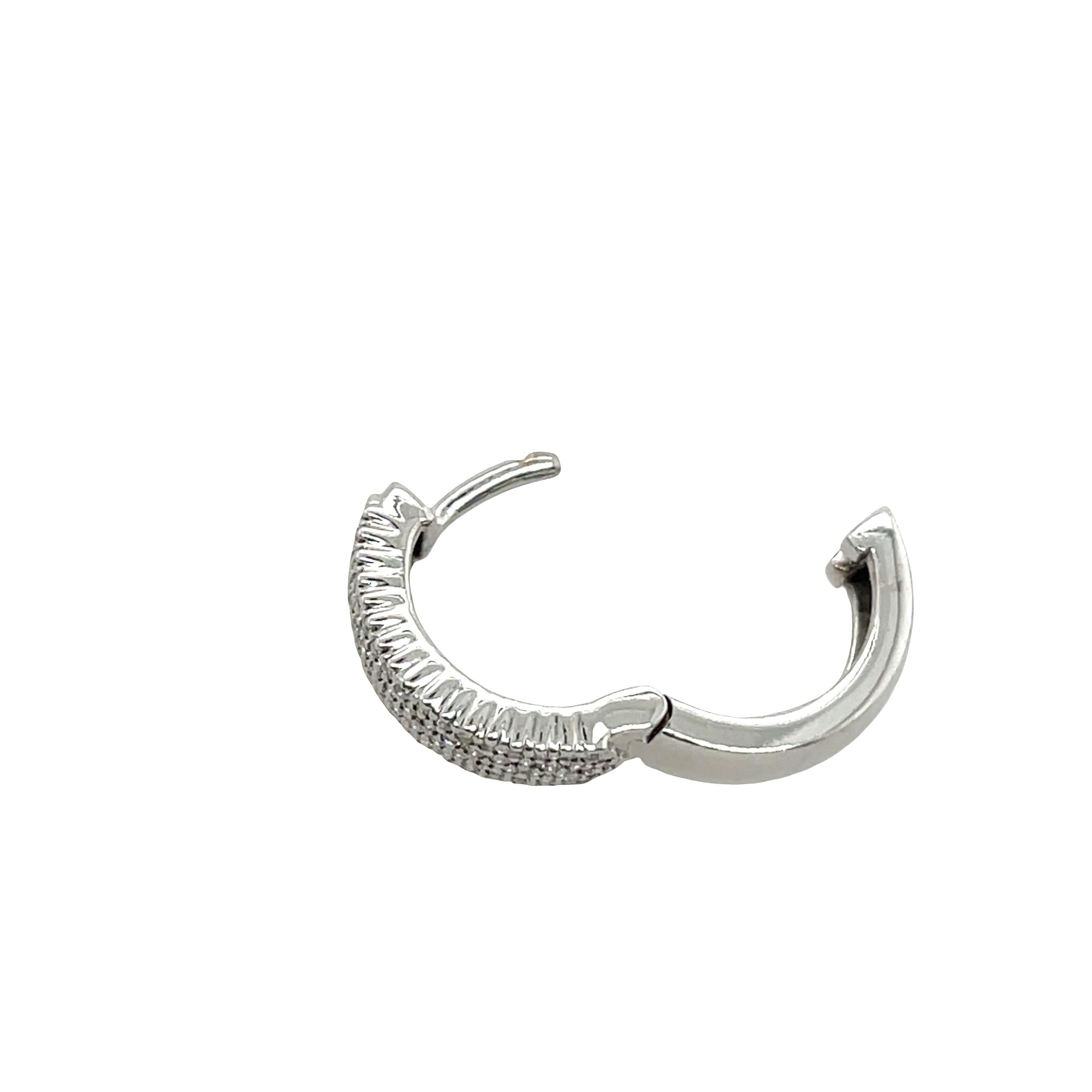 Orecchino a cerchio singolo con diamante naturale in oro bianco 18 ct. In condizioni ottime in vendita a London, GB