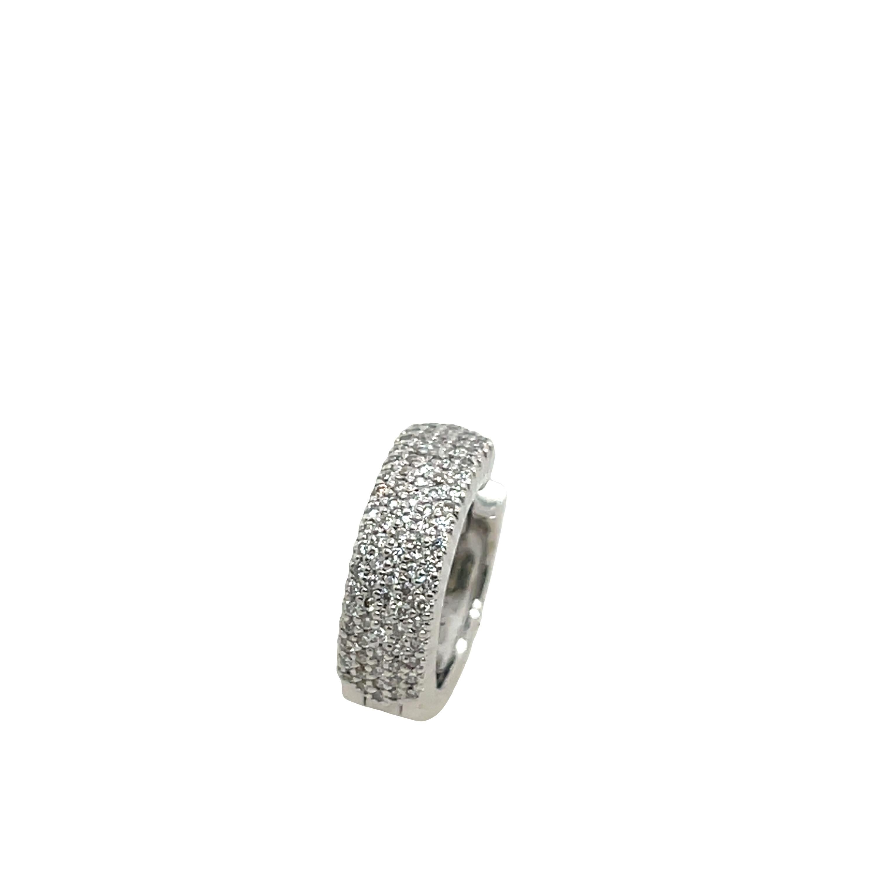 Boucle d
oreille simple en or blanc 18ct avec diamant naturel
