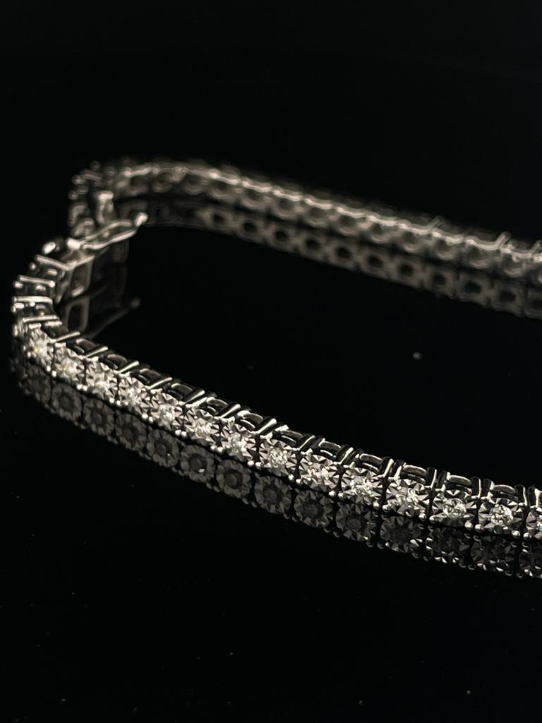 18ct White Gold Natural Round Brilliant Cut Diamond Tennis Bracelet For Sale 3