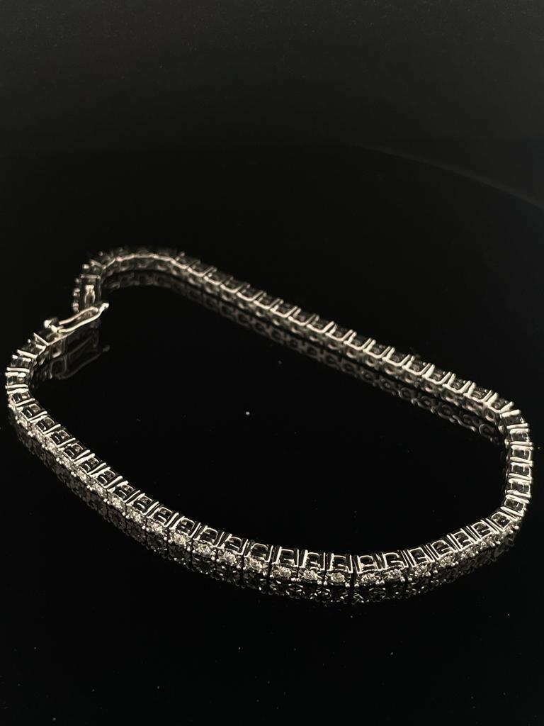 18ct White Gold Natural Round Brilliant Cut Diamond Tennis Bracelet For Sale 4