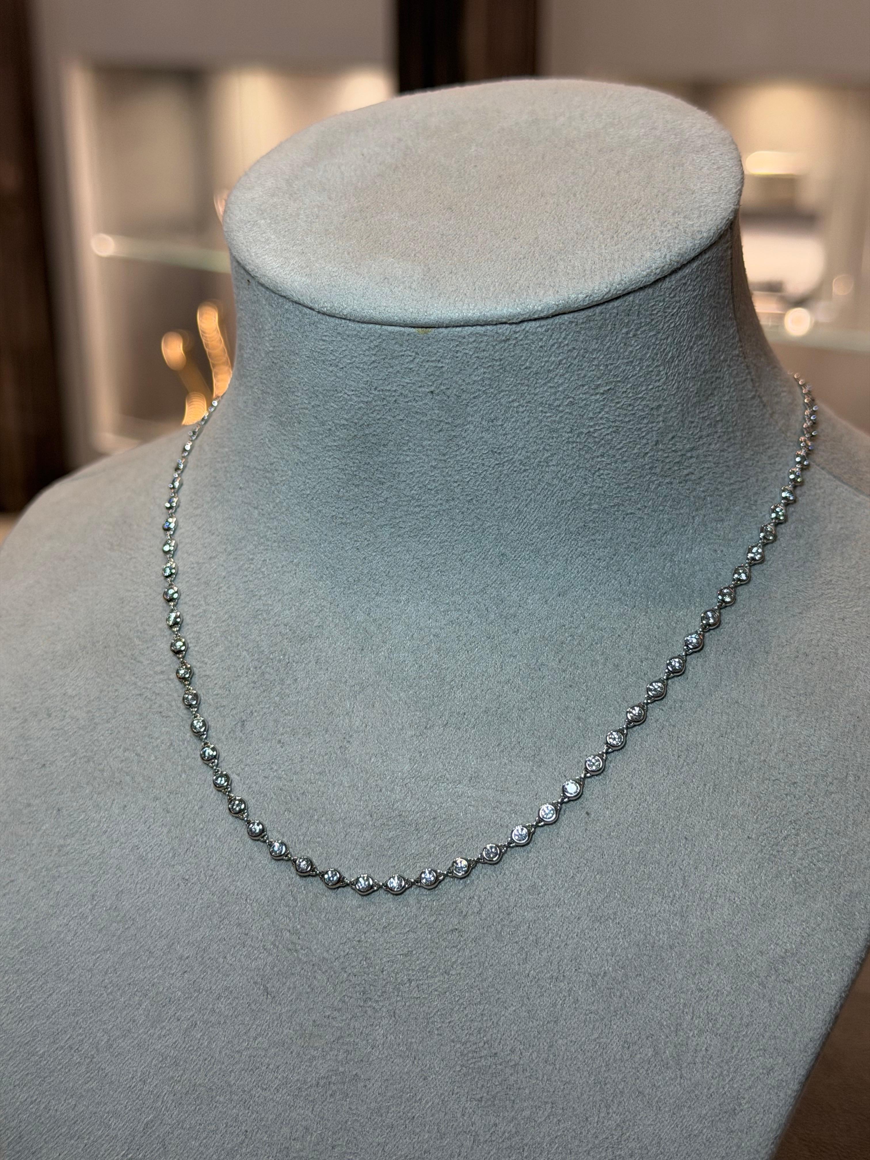 Inspir�é par l'équilibre, la sérénité et la lumière intérieure, le collier de la Collection S est une expression poétique d'un minimalisme raffiné et d'une grâce intemporelle. Chaque détail est conçu pour évoquer un sentiment de force tranquille et