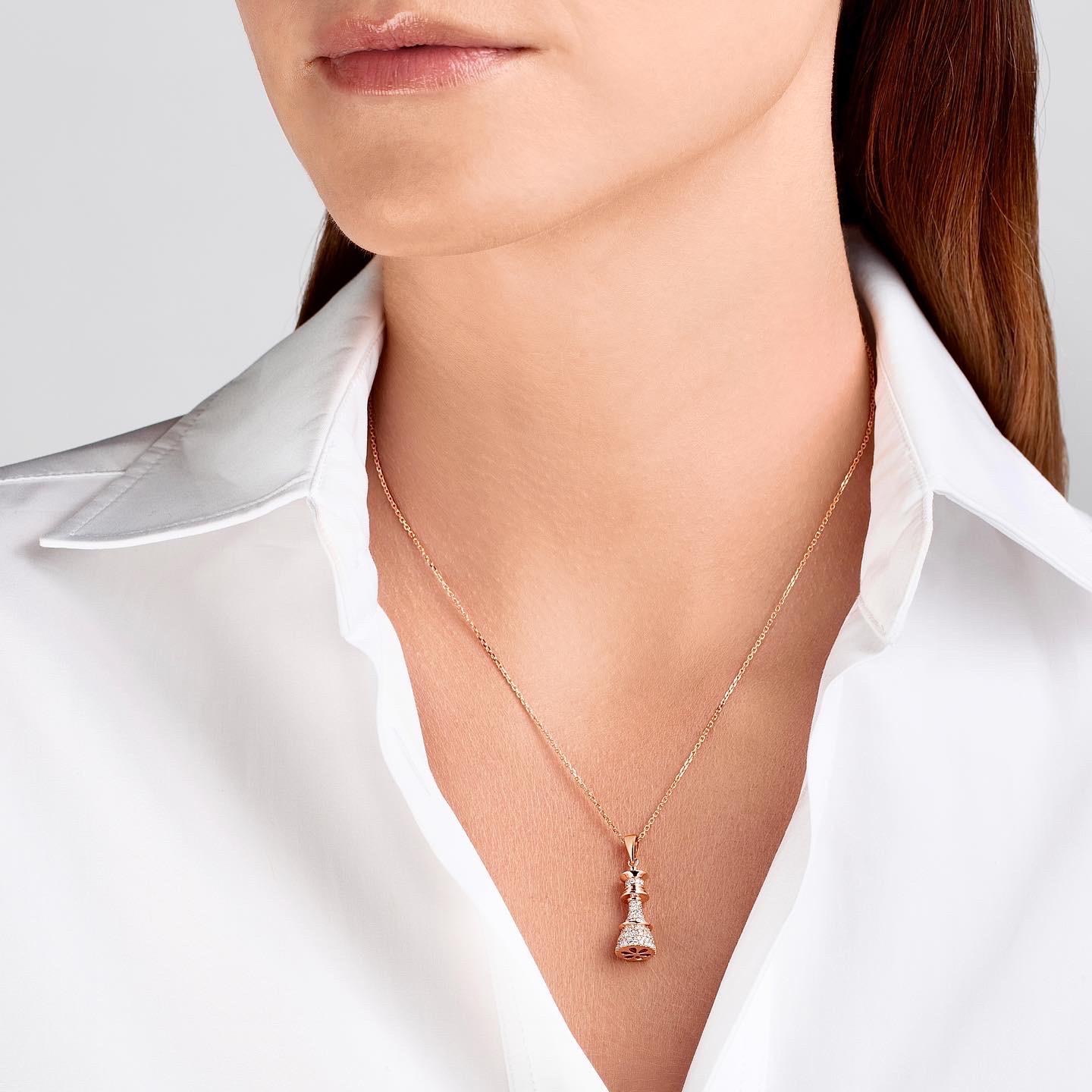 Queen Collection - La collana di scacchi Queen Power Pave.
Ti presentiamo la Collection'S e il suo pezzo forte, la collana Queen Power Pave Chess. Questo design simboleggia indipendenza, potere ed eleganza, celebrando la forza femminile nella sua