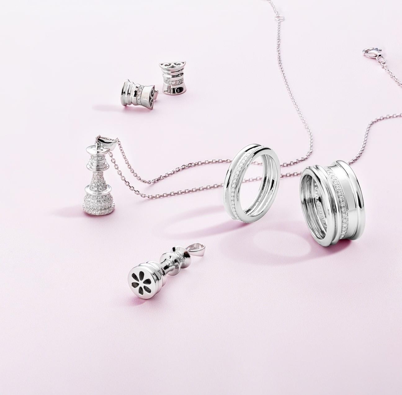 Collana Regina degli Scacchi con pave di diamanti naturali in oro bianco 18 ct. In condizioni Nuovo in vendita a Marlow, GB