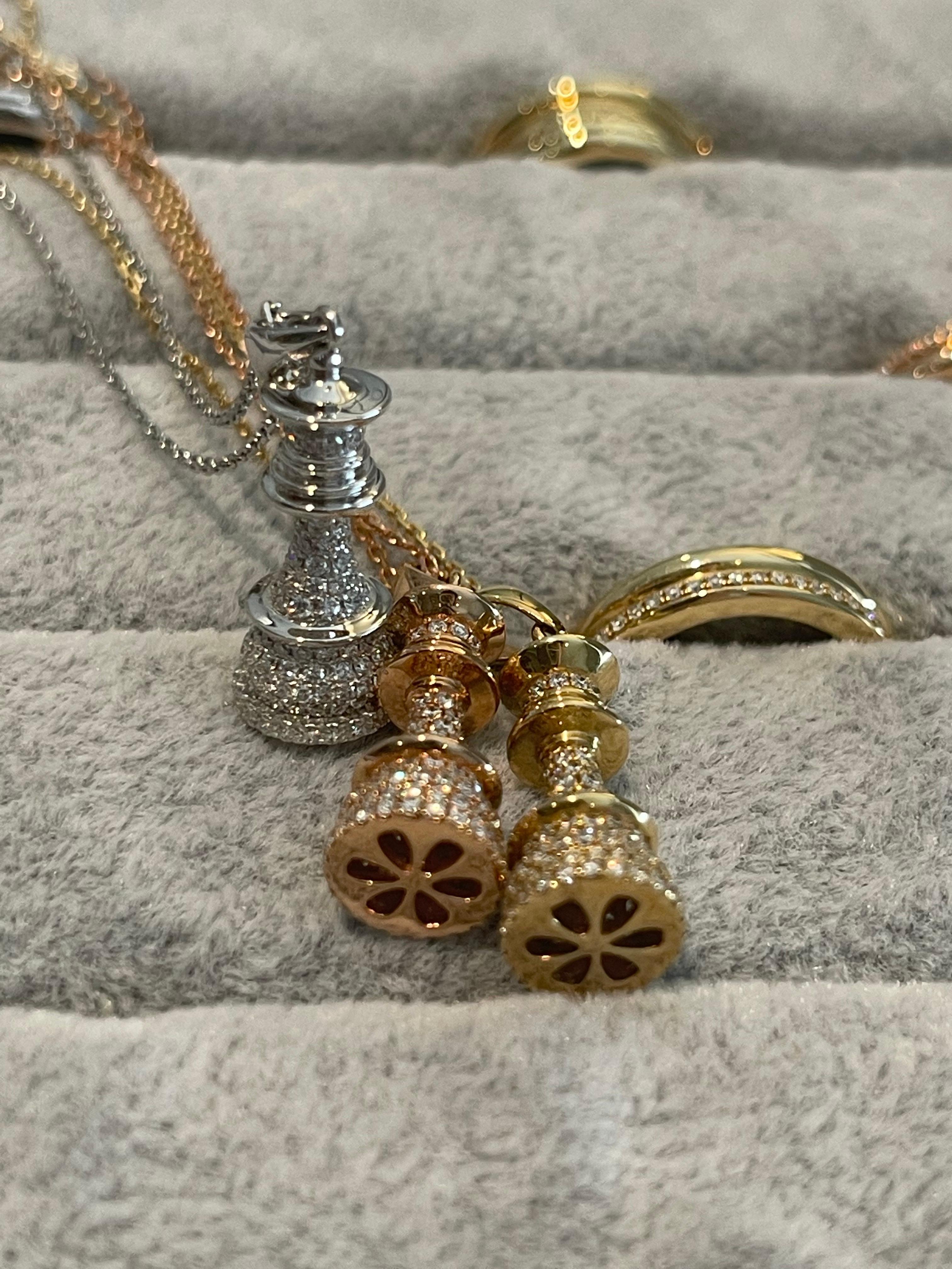 da uomo o donna Collana Regina degli Scacchi con pave di diamanti naturali in oro bianco 18 ct. in vendita