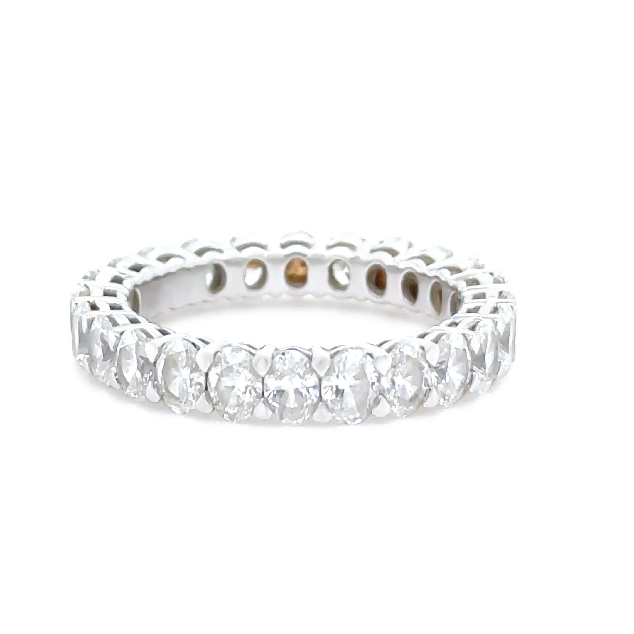 Uno squisito anello per l'eternità con diamanti in oro bianco 18 ct, caratterizzato da 24 diamanti ovali con taglio a brillante meticolosamente incastonati a griffe in un design continuo. Questi splendidi diamanti hanno un peso complessivo di 3,45