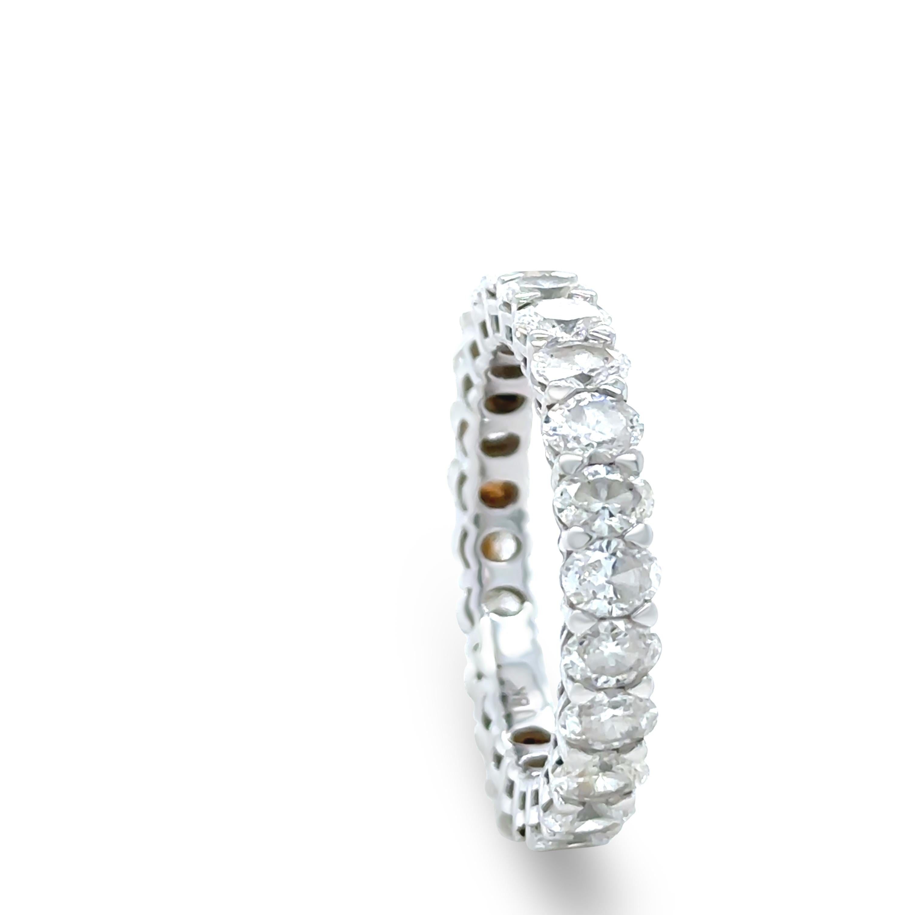 Taglio brillante Anello Eternità con diamante ovale in oro bianco 18ct 3,45ct in vendita