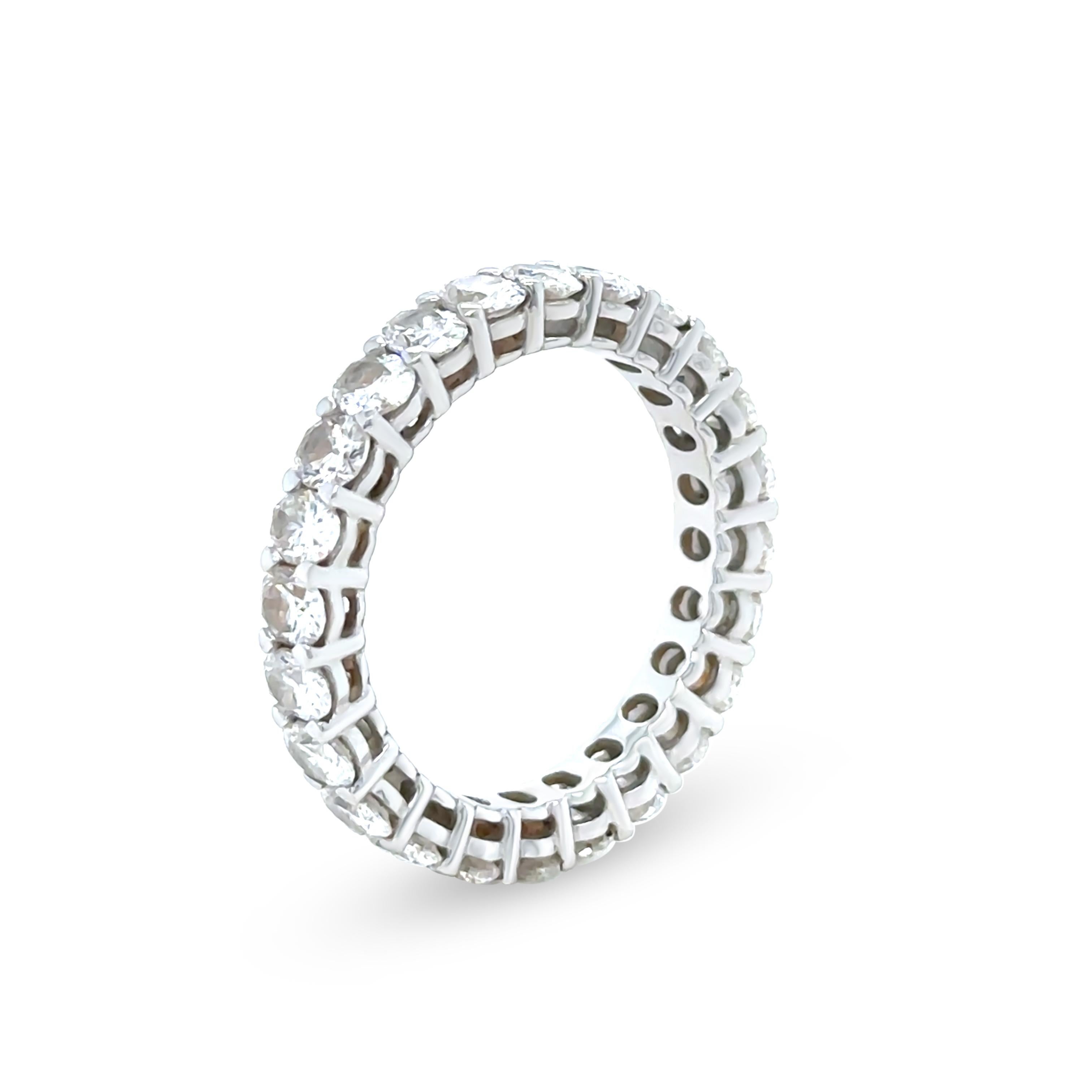 Donna Anello Eternità con diamante ovale in oro bianco 18ct 3,45ct in vendita