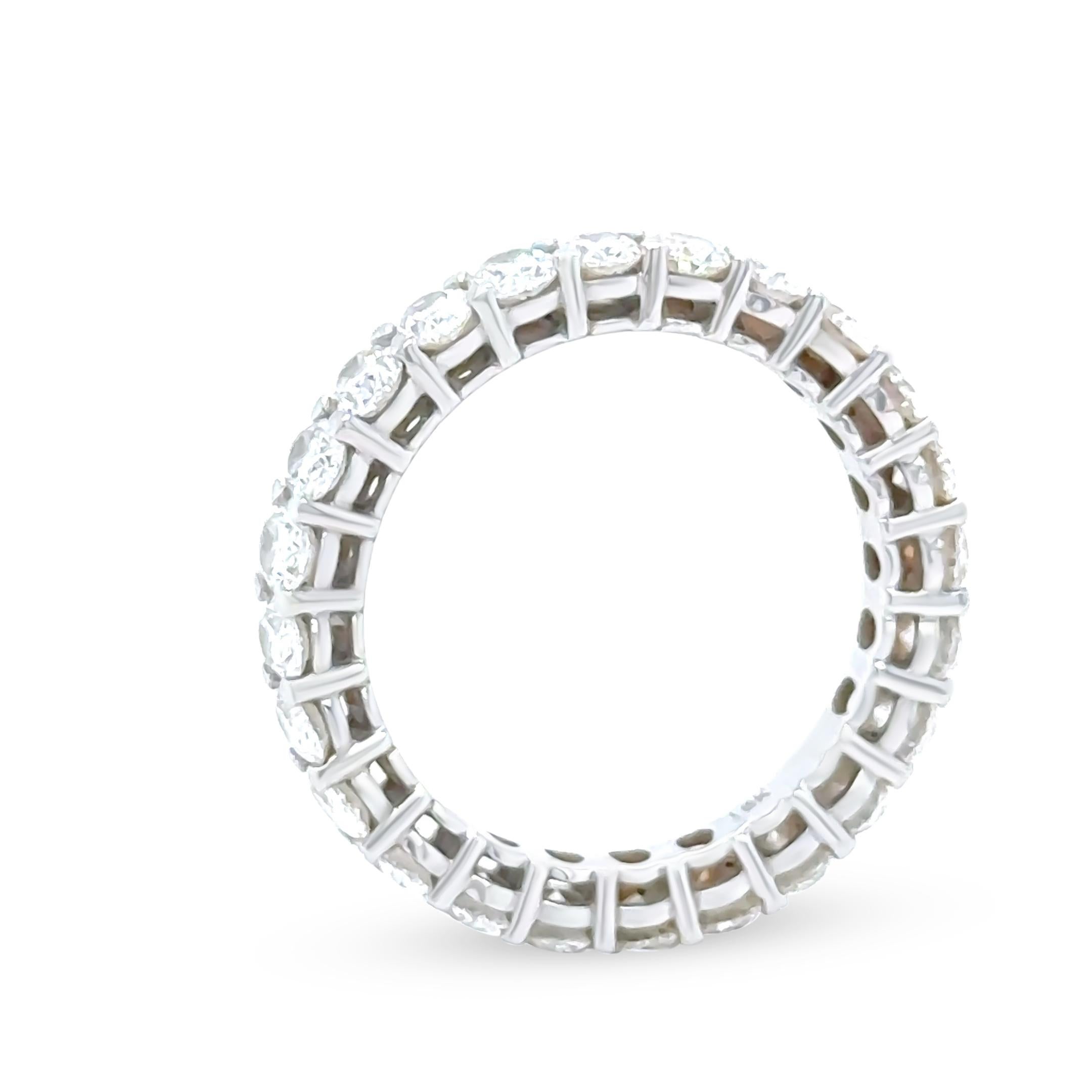 Anello Eternità con diamante ovale in oro bianco 18ct 3,45ct in vendita 1