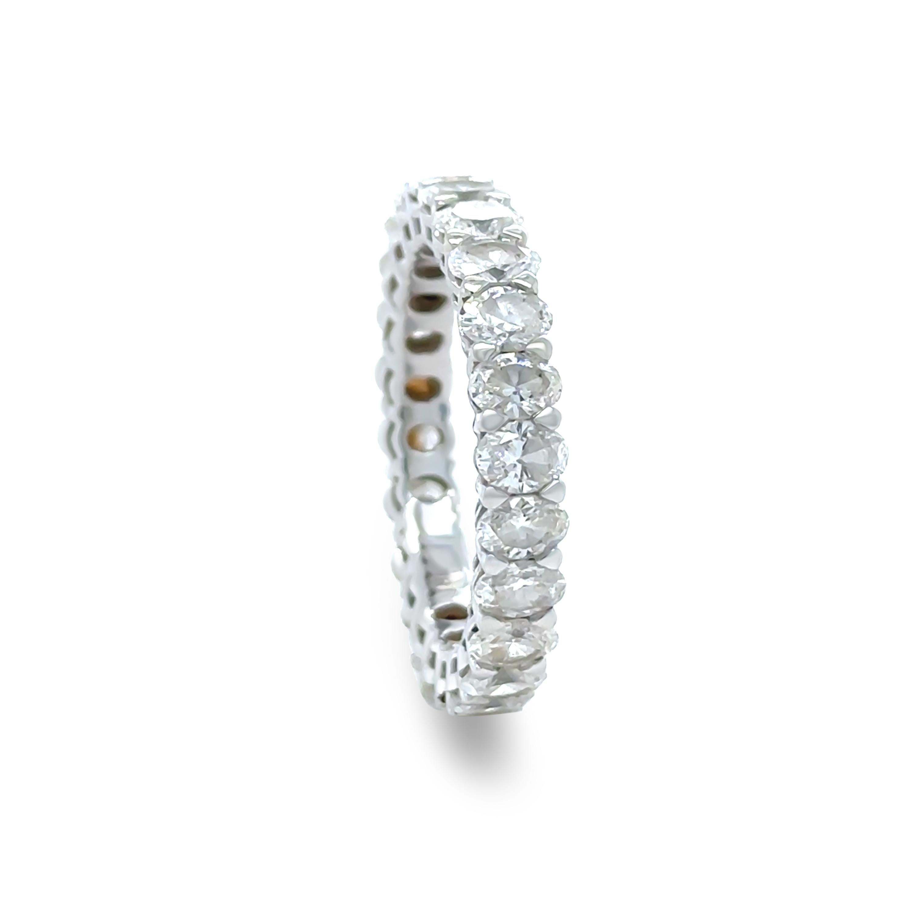 Anello Eternità con diamante ovale in oro bianco 18ct 3,45ct in vendita 2