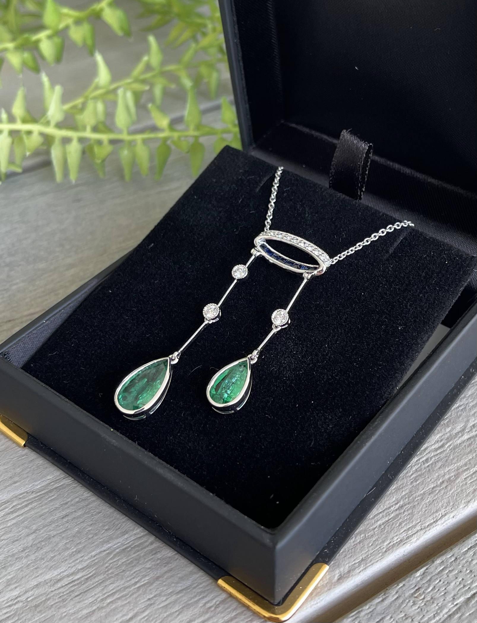 18CT White Gold Pair Emerald Double Drop Pendant and Necklace In New Condition For Sale In Sydney, NSW