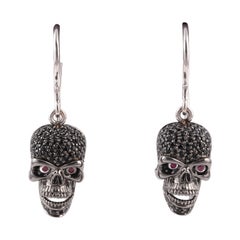18 Karat Weißgold Ohrringe mit Totenkopf aus schwarzem Diamanten in Pavé-Fassung und Rubin-Augen