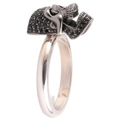 Anello in oro bianco 18 ct con teschio di diamanti neri incastonati e occhi di rubino