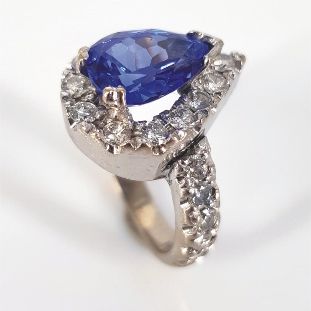 18ct White Gold Pear Shaped Tanzanite & Diamond Ring & Necklace Set In Excellent Condition For Sale In Cape Town, ZA