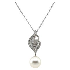 Pendentif et collier en goutte en or blanc 18 carats avec perles et diamants