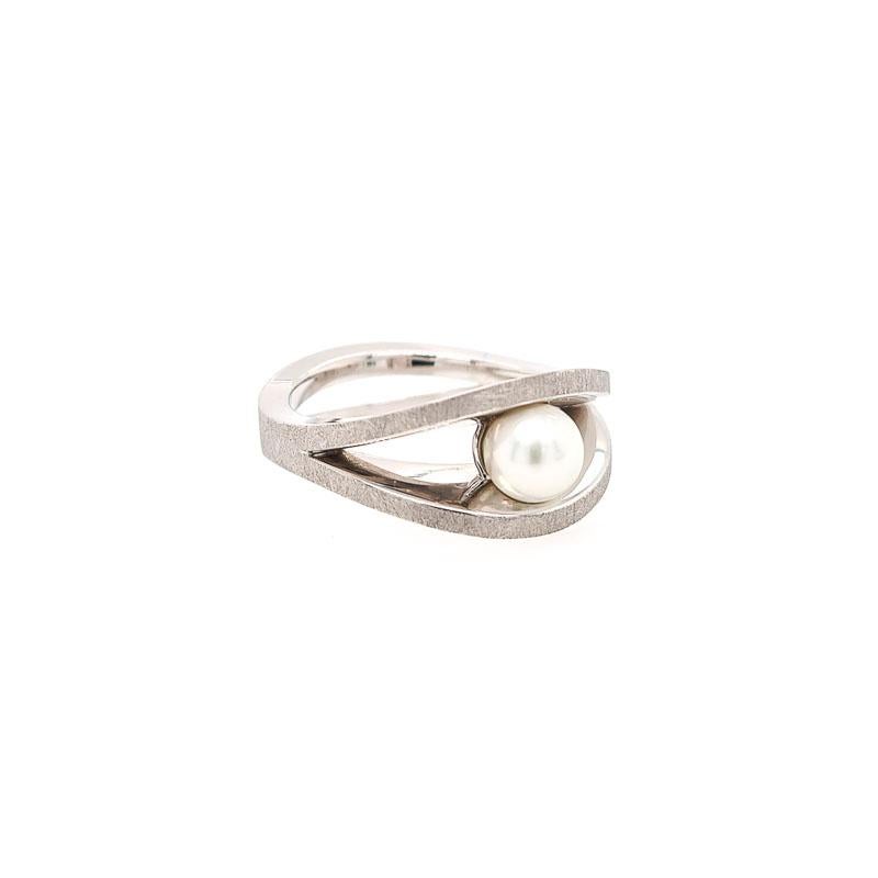For Sale:  18ct White Gold & Pearl Ring 