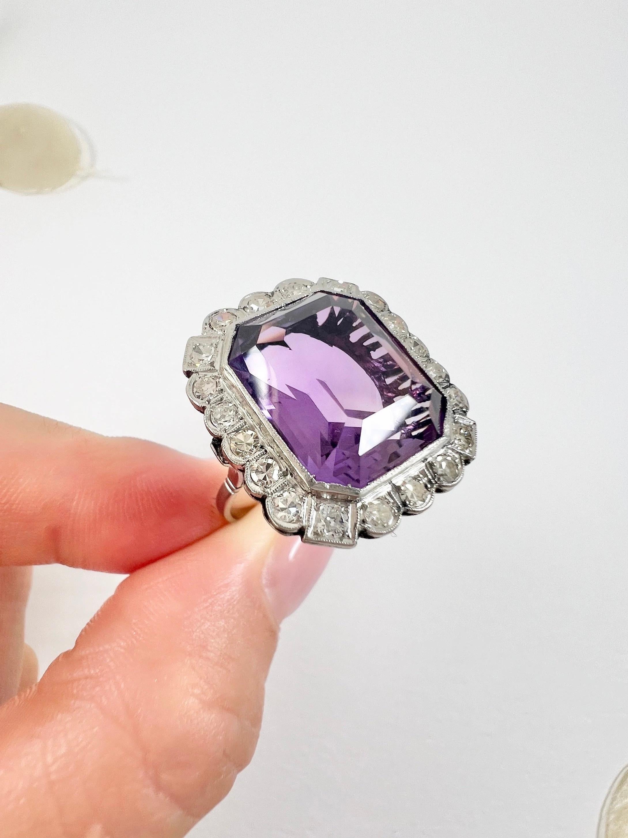 Anello a grappolo rettangolare con ametista e diamanti degli anni '20 in oro bianco e platino 18 ct. in vendita 6