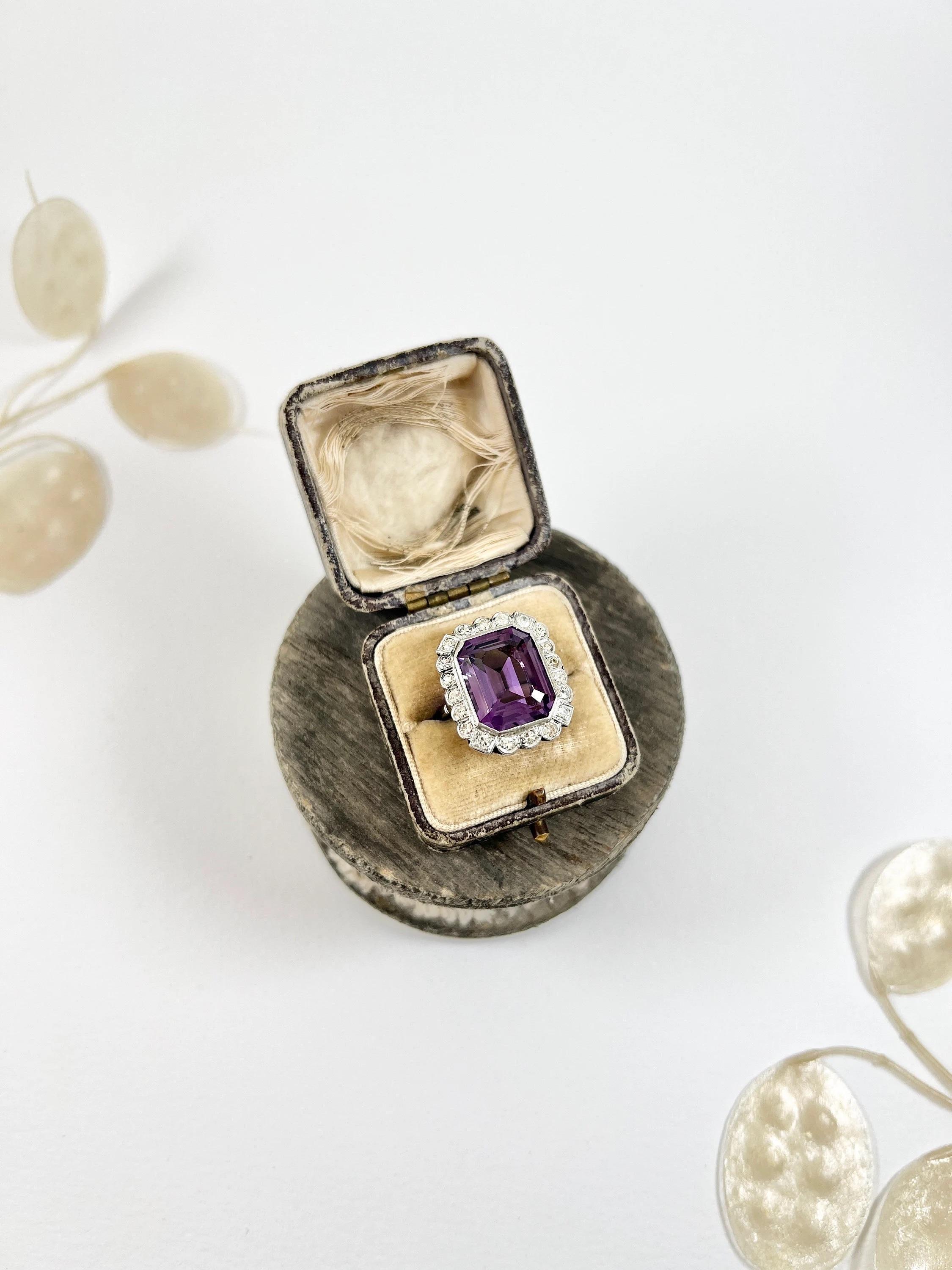 Anello antico di ametista 

Oro bianco 18ct e platino Testato

Circa anni '1920

Ammira questo squisito anello in oro bianco 18 ct degli anni '20, con un'affascinante ametista dal taglio smeraldo che pesa ben 12 carati. La splendida ametista è