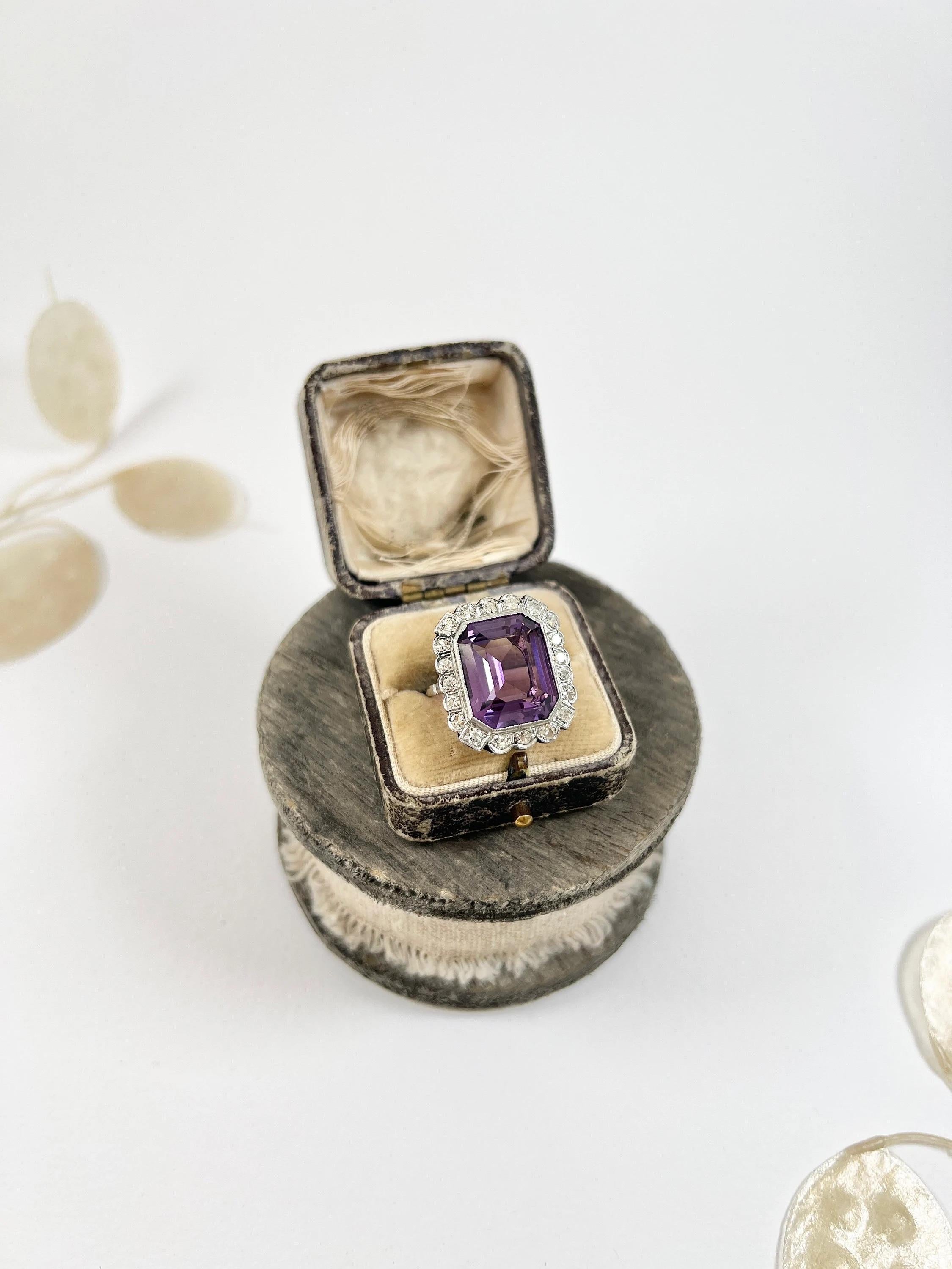 Taglio smeraldo Anello a grappolo rettangolare con ametista e diamanti degli anni '20 in oro bianco e platino 18 ct. in vendita