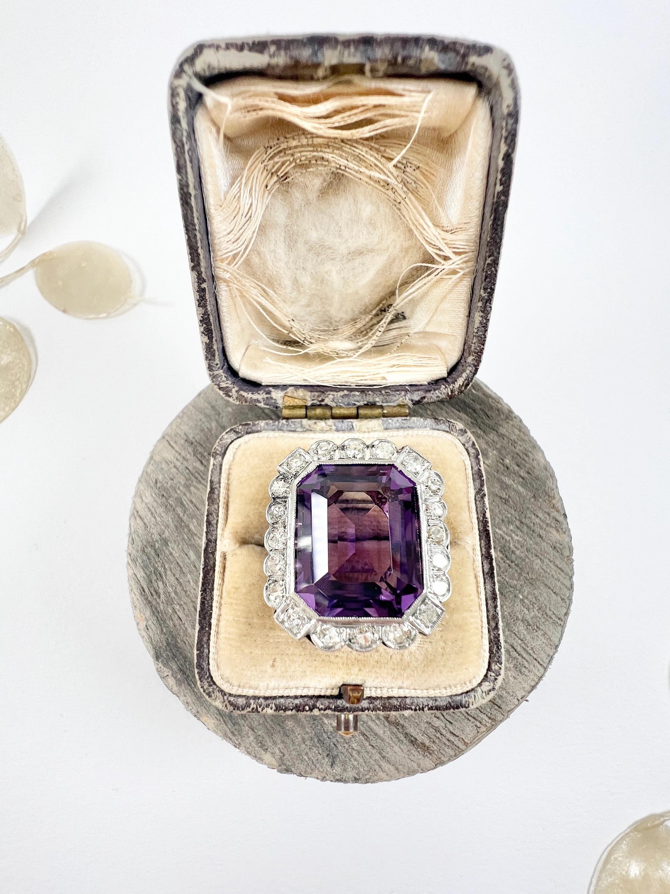 Anello a grappolo rettangolare con ametista e diamanti degli anni '20 in oro bianco e platino 18 ct. In condizioni buone in vendita a Brighton, GB