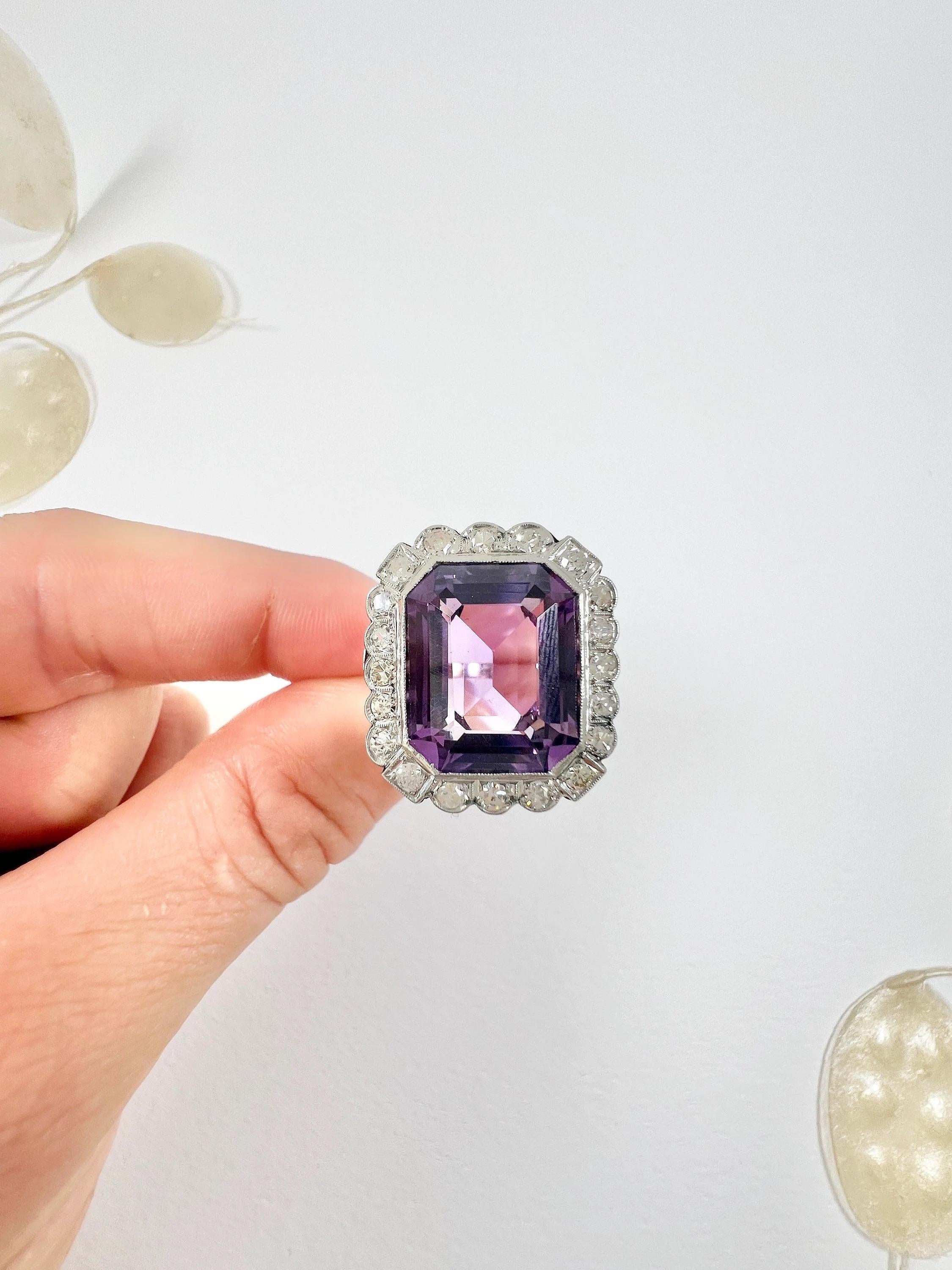 Anello a grappolo rettangolare con ametista e diamanti degli anni '20 in oro bianco e platino 18 ct. in vendita 1