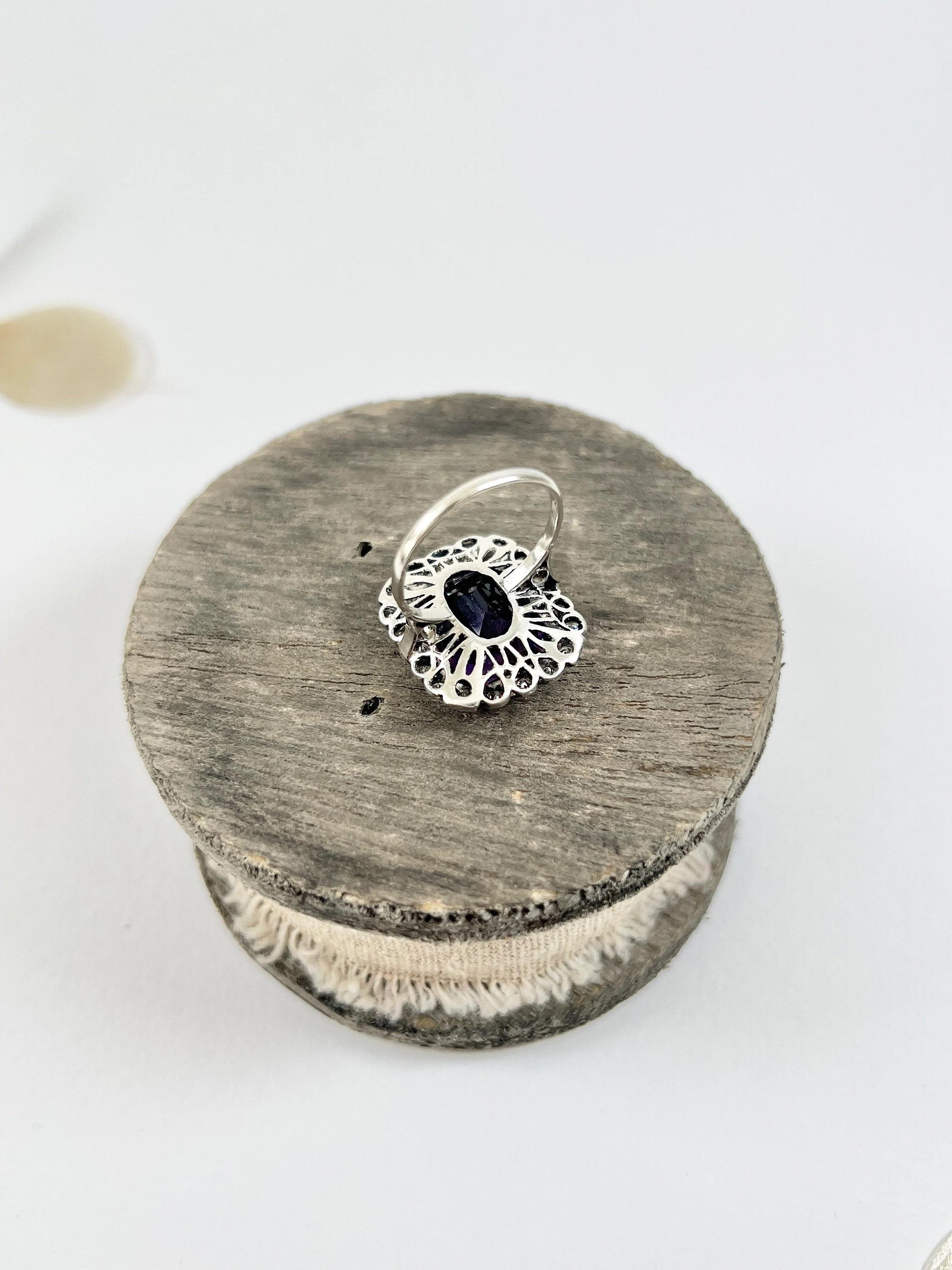 Anello a grappolo rettangolare con ametista e diamanti degli anni '20 in oro bianco e platino 18 ct. in vendita 2