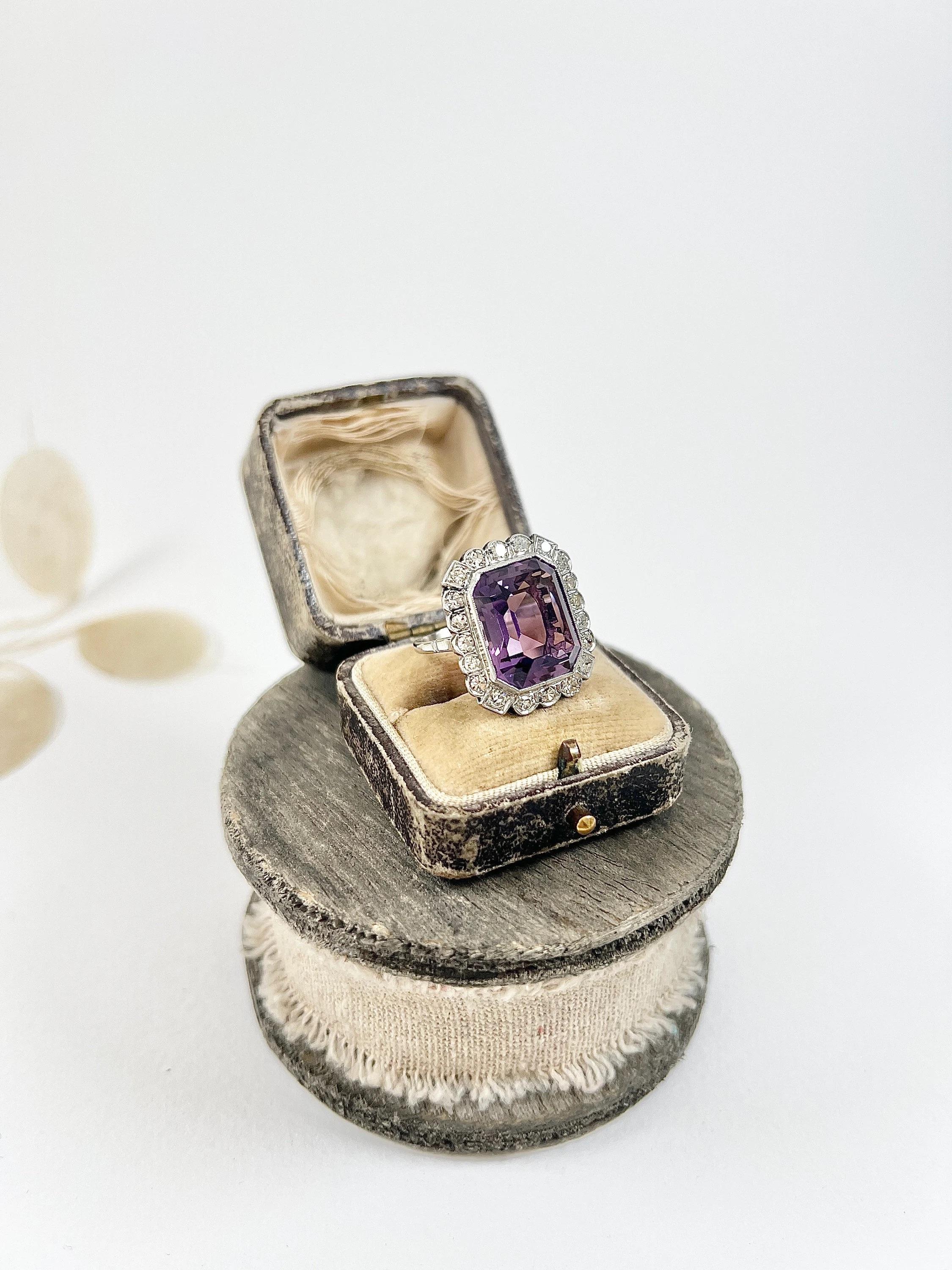 Anello a grappolo rettangolare con ametista e diamanti degli anni '20 in oro bianco e platino 18 ct. in vendita 4