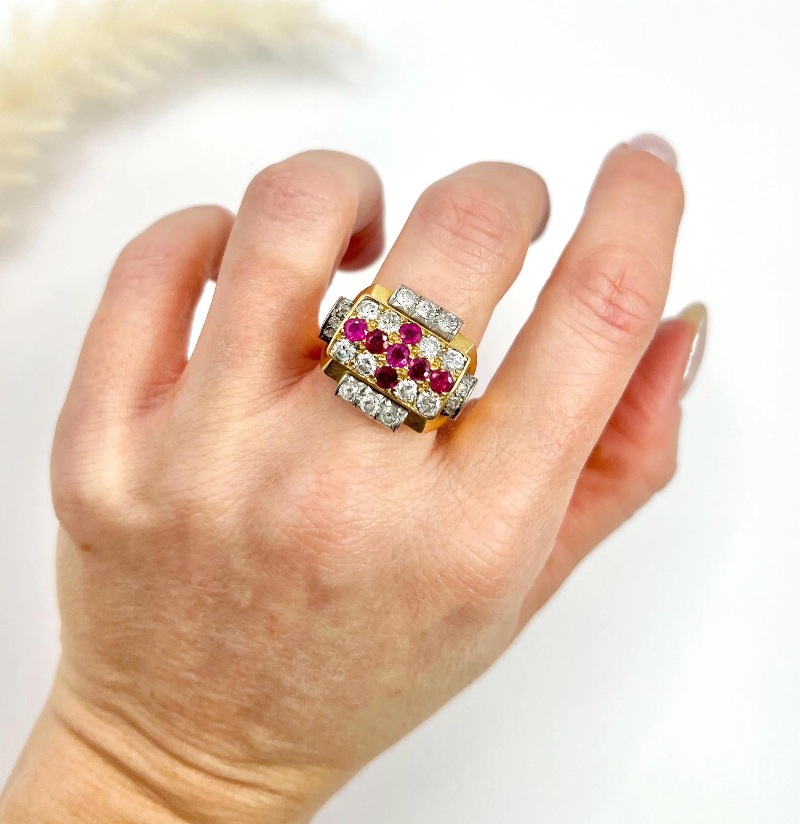 Anello Cocktail Vintage By 

Oro bianco e platino 18ct - Punzonatura francese

Circa anni '1930

Entra nell'eleganza degli anni '30 con questo splendido anello da cocktail Art Deco, un vero capolavoro realizzato in Francia. Questo anello è una
