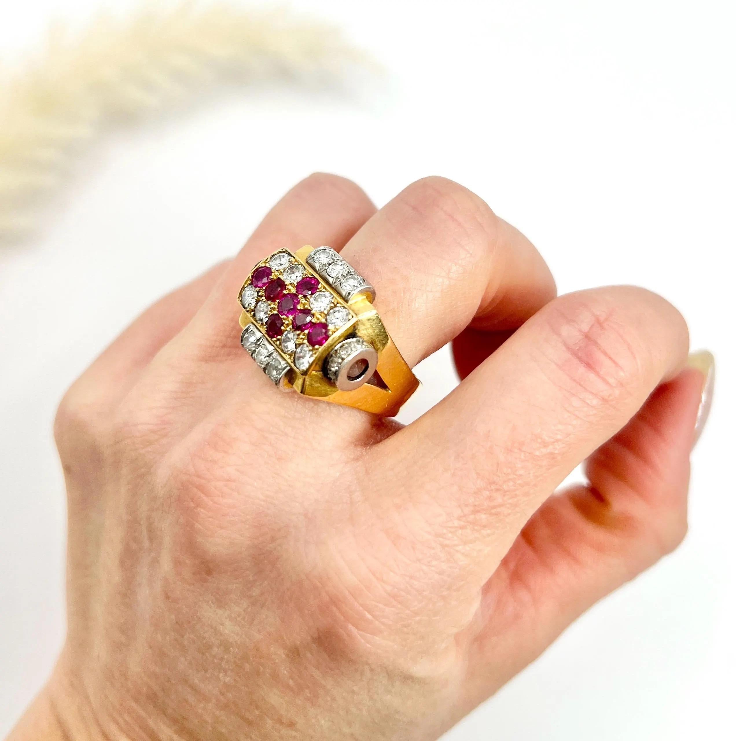 Art Déco Anello da cocktail con croce di diamanti e rubini in oro bianco 18ct e platino, Francia anni '30 in vendita