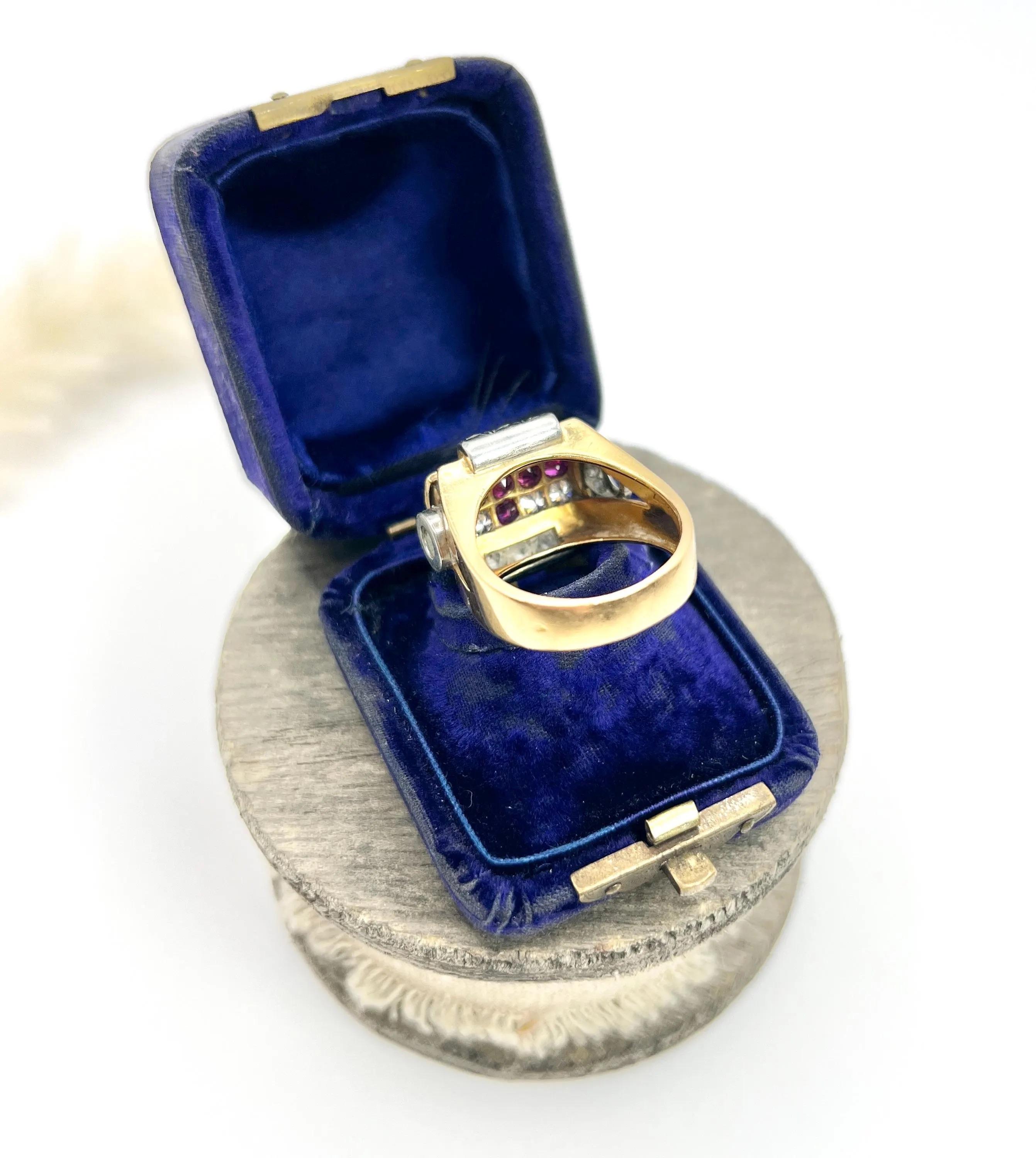 Taglio brillante Anello da cocktail con croce di diamanti e rubini in oro bianco 18ct e platino, Francia anni '30 in vendita