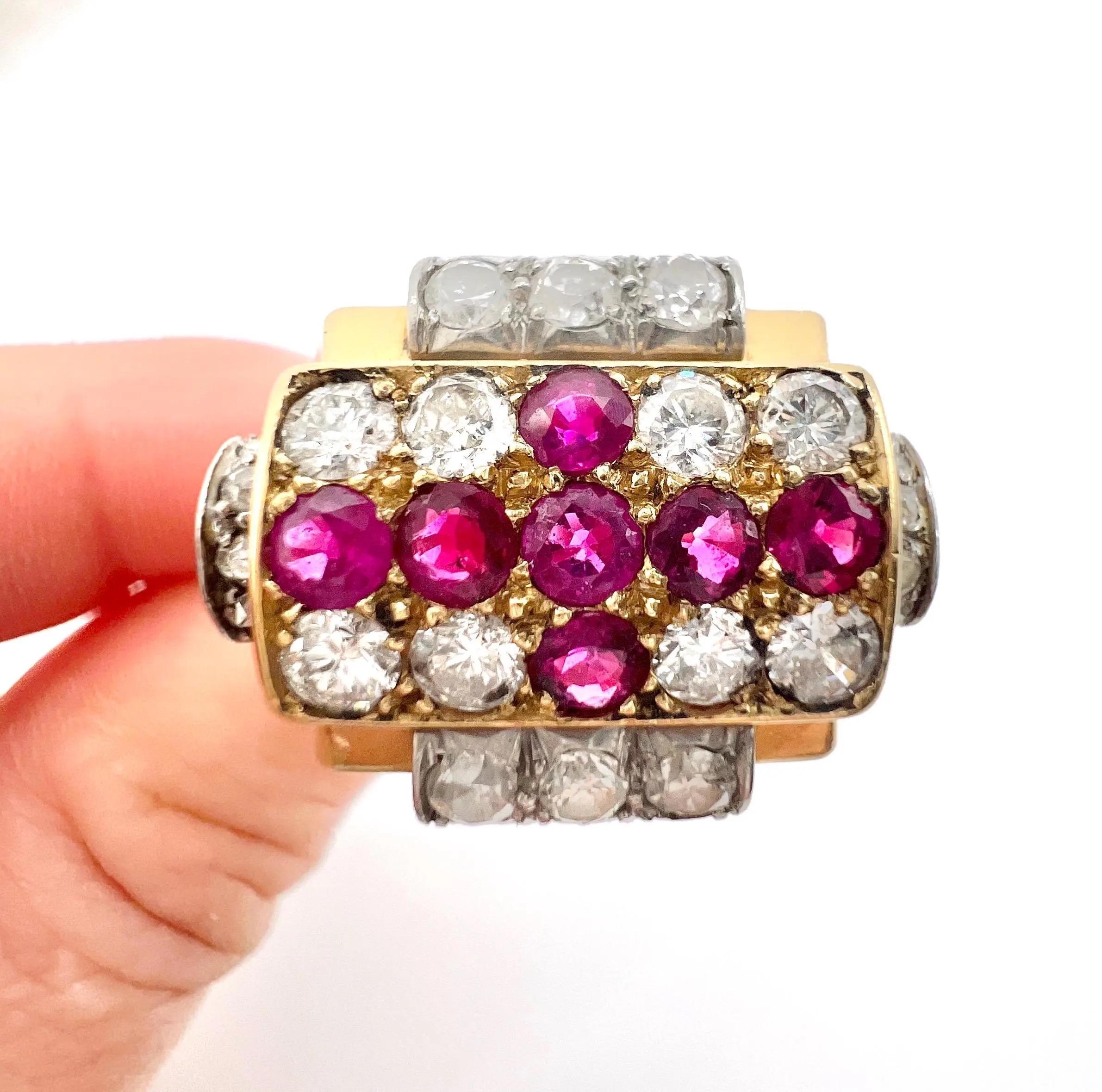 Anello da cocktail con croce di diamanti e rubini in oro bianco 18ct e platino, Francia anni '30 In condizioni buone in vendita a Brighton, GB