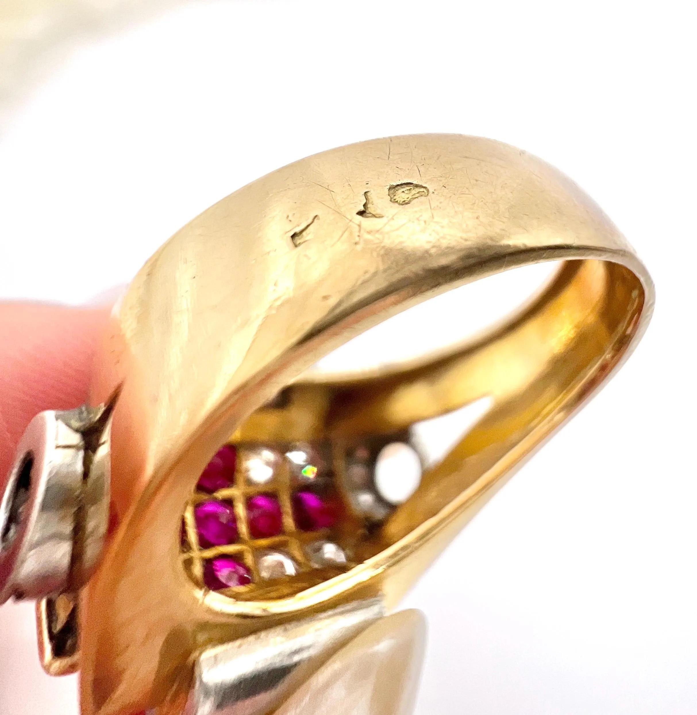 Anello da cocktail con croce di diamanti e rubini in oro bianco 18ct e platino, Francia anni '30 in vendita 1