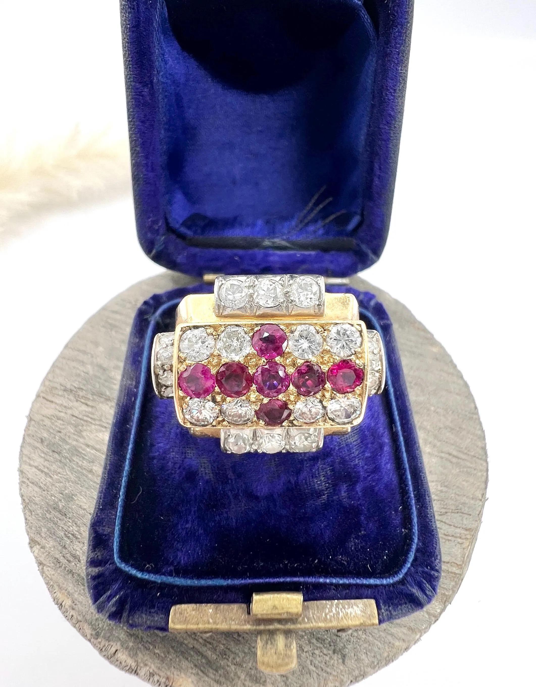 Anello da cocktail con croce di diamanti e rubini in oro bianco 18ct e platino, Francia anni '30 in vendita 3