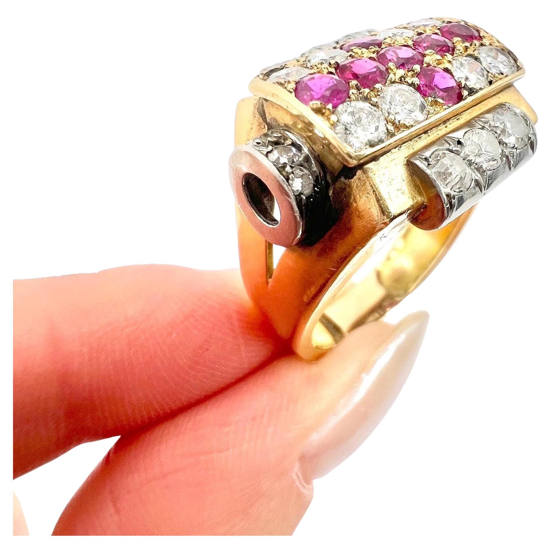 Anillo de cóctel de oro blanco y platino de 18 ct, francés de los años 30, con diamantes y rubíes en cruz