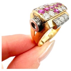 Bague cocktail croix française des années 1930 en or blanc 18 carats et platine, avec diamants et rubis