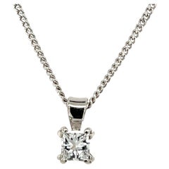 Pendentif en or blanc 18 carats serti d'un diamant taille princesse et d'un diamant de 0,49 carats F/VS