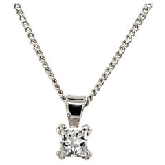 Ciondolo con diamante taglio principessa in oro bianco 18ct con diamante F/VS da 0,49ct