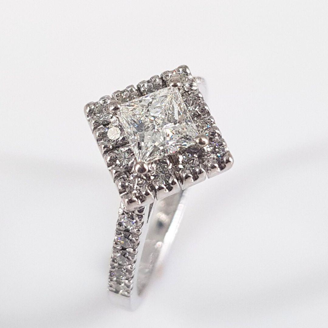 18ct White Gold Princess Cut Diamond Ring In Excellent Condition For Sale In Cape Town, ZA
